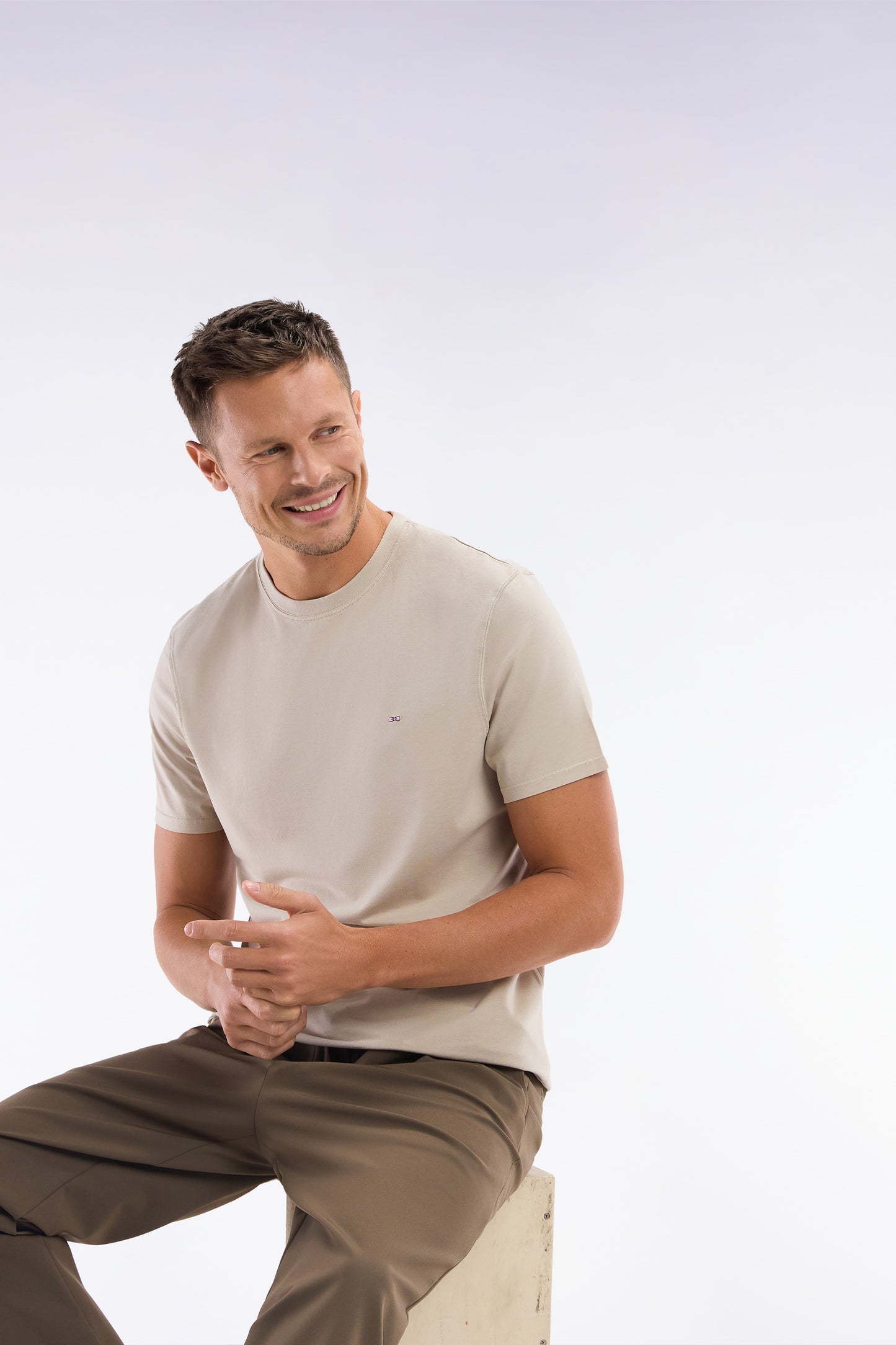 Straight-fit beige short-sleeved T-shirt