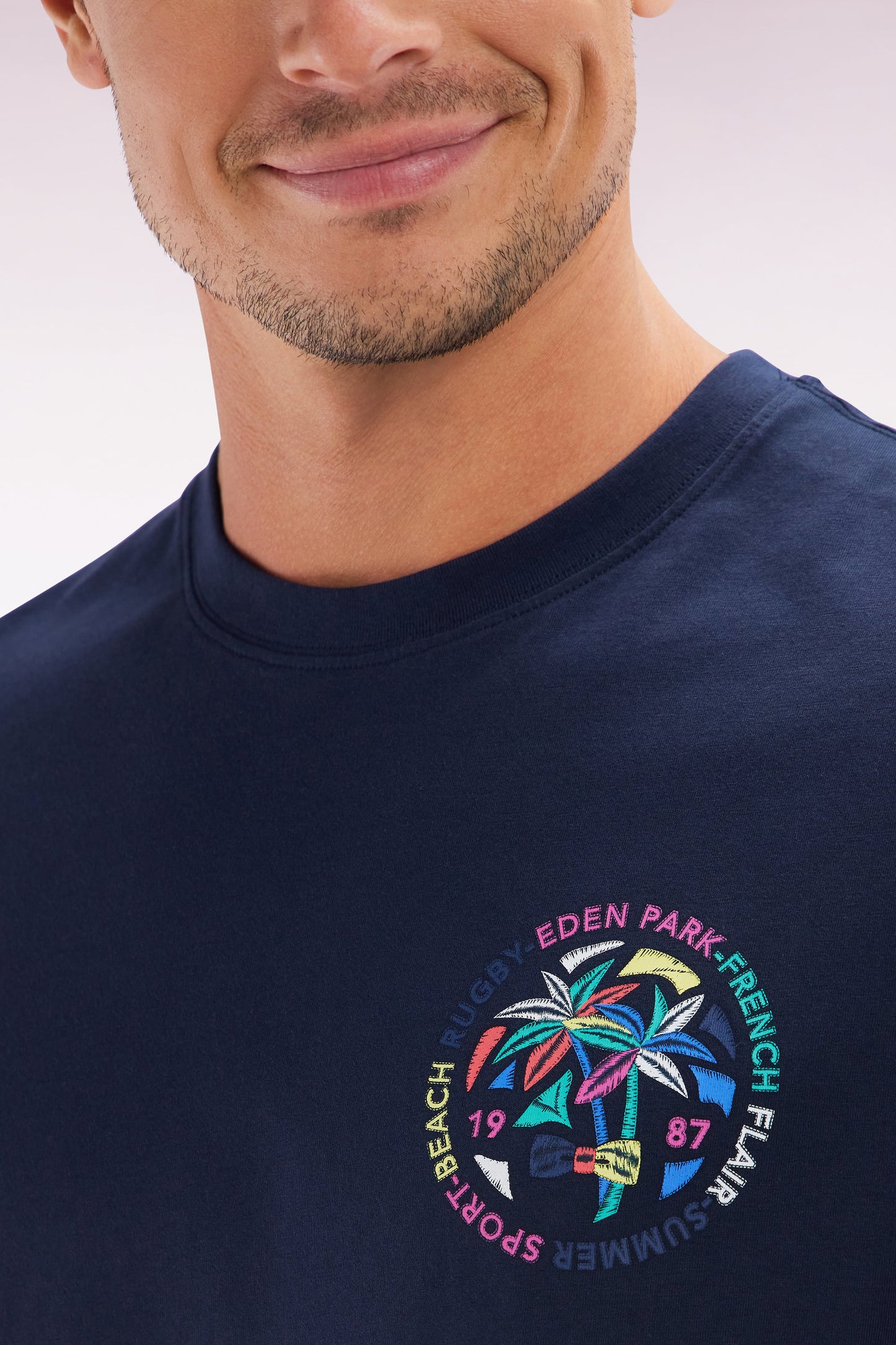 T-shirt en coton marine sérigraphie multicolore coupe décontractée