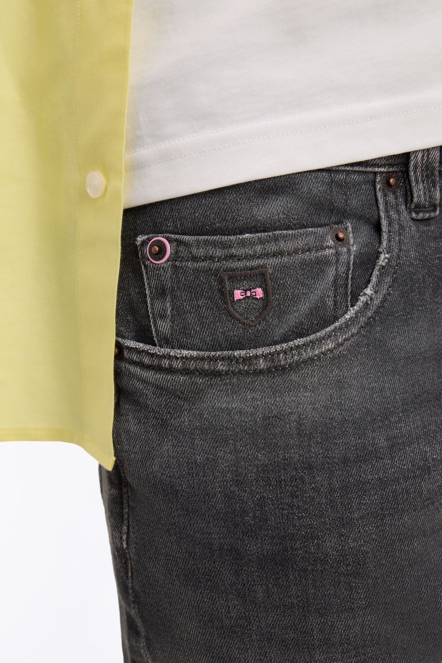 Jean en denim stretch gris foncé coupe regular