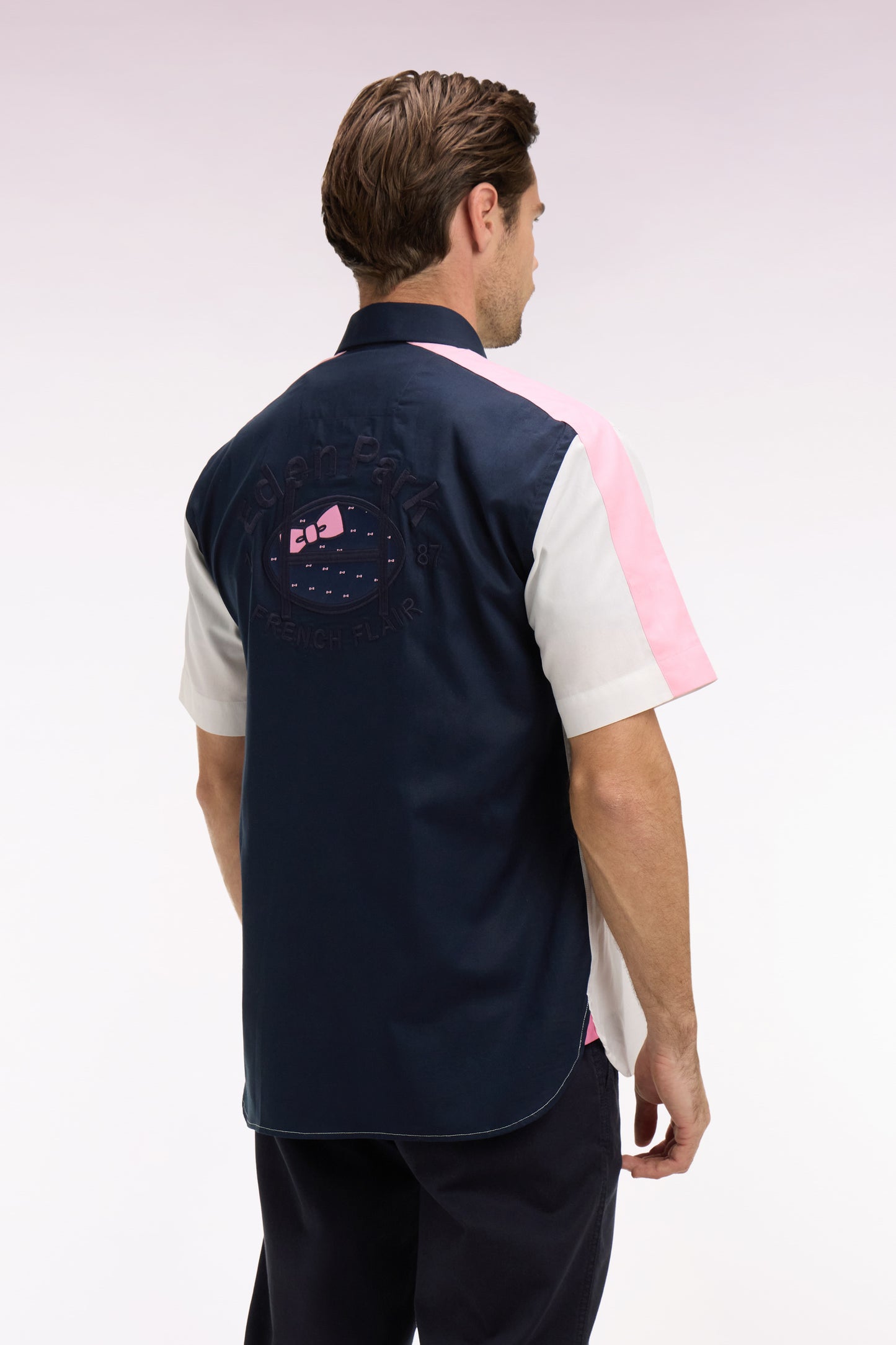 Chemise à manches courtes en coton blanc et marine broderie dos