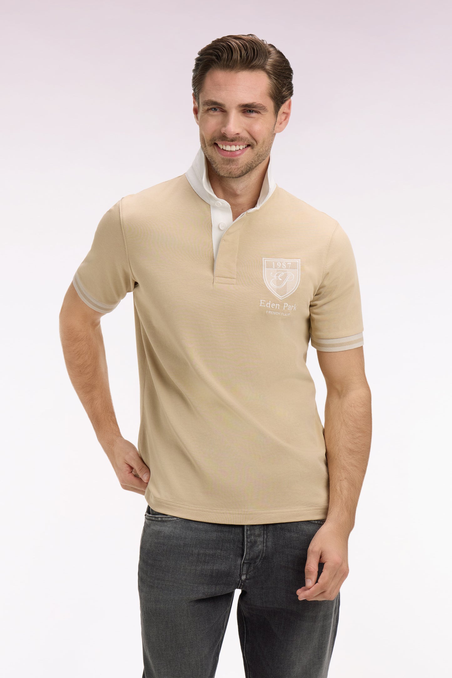Short-sleeved jersey in beige cotton jersey with embroidered crest, regular fit