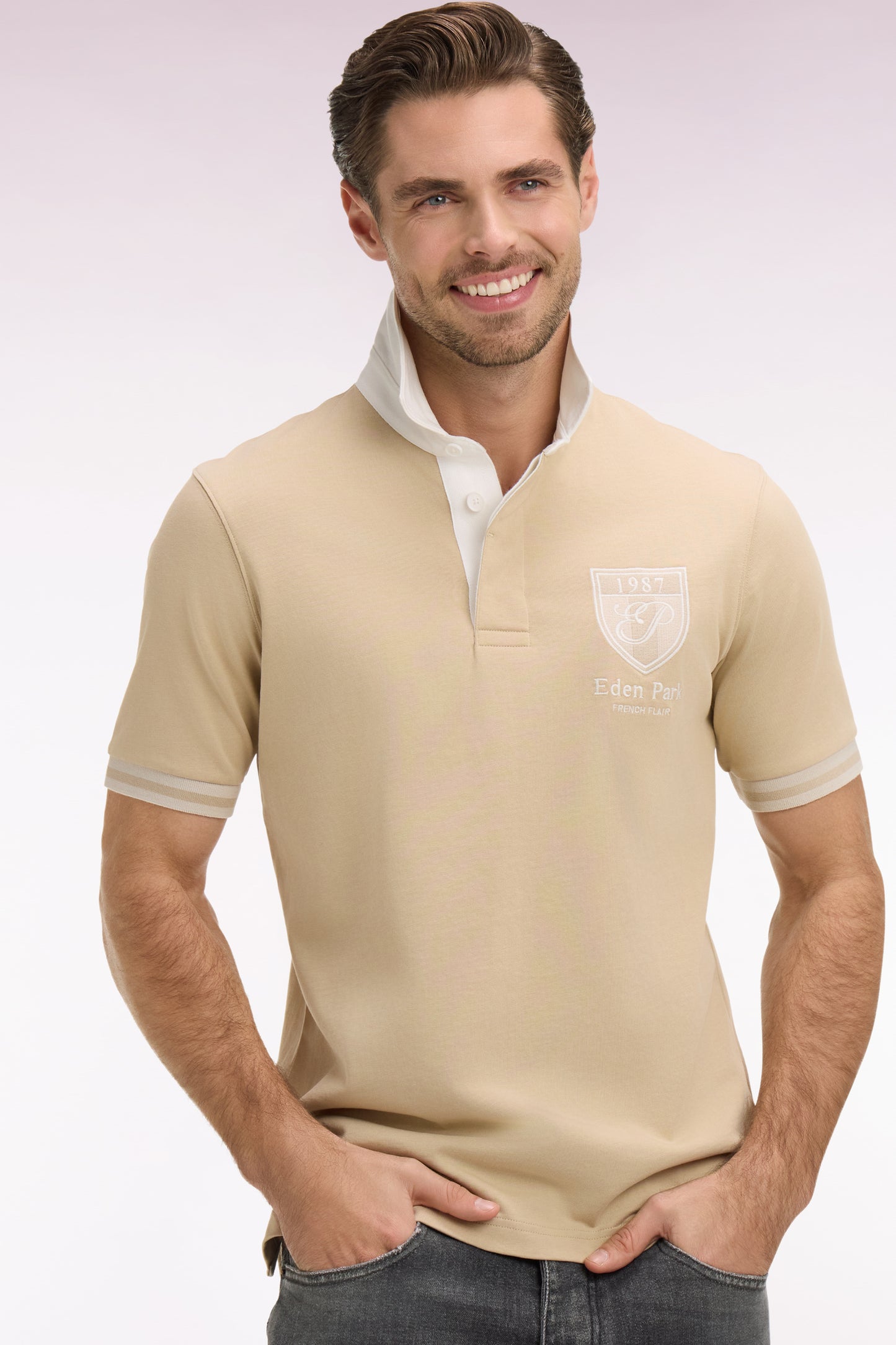 Short-sleeved jersey in beige cotton jersey with embroidered crest, regular fit