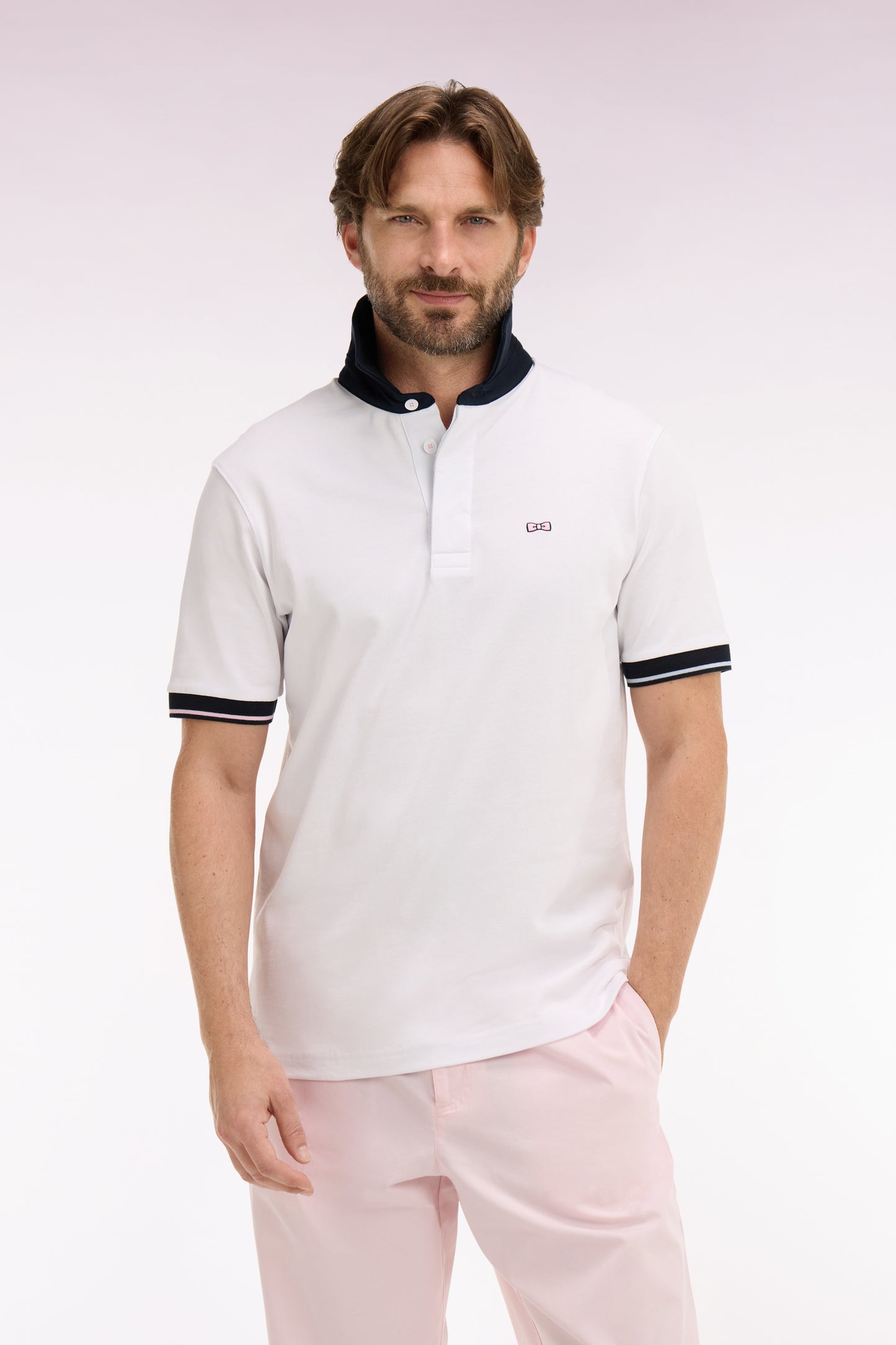 Short-sleeved jersey in white cotton with navy embroidery, regular fit