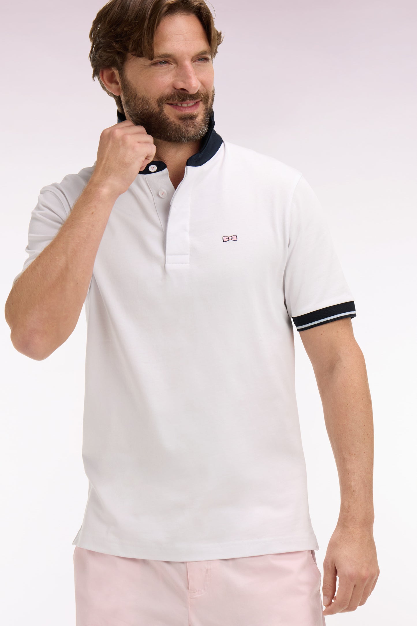 Short-sleeved jersey in white cotton with navy embroidery, regular fit