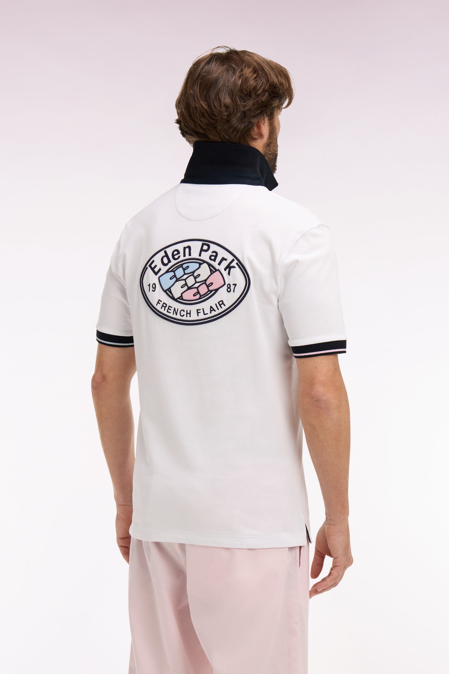 Short-sleeved jersey in white cotton with navy embroidery, regular fit