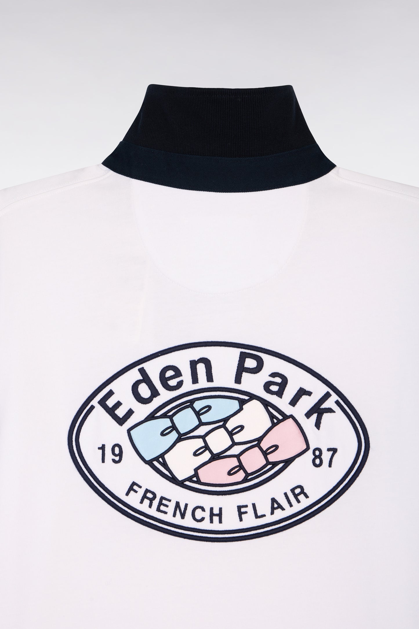 Short-sleeved jersey in white cotton with navy embroidery, regular fit