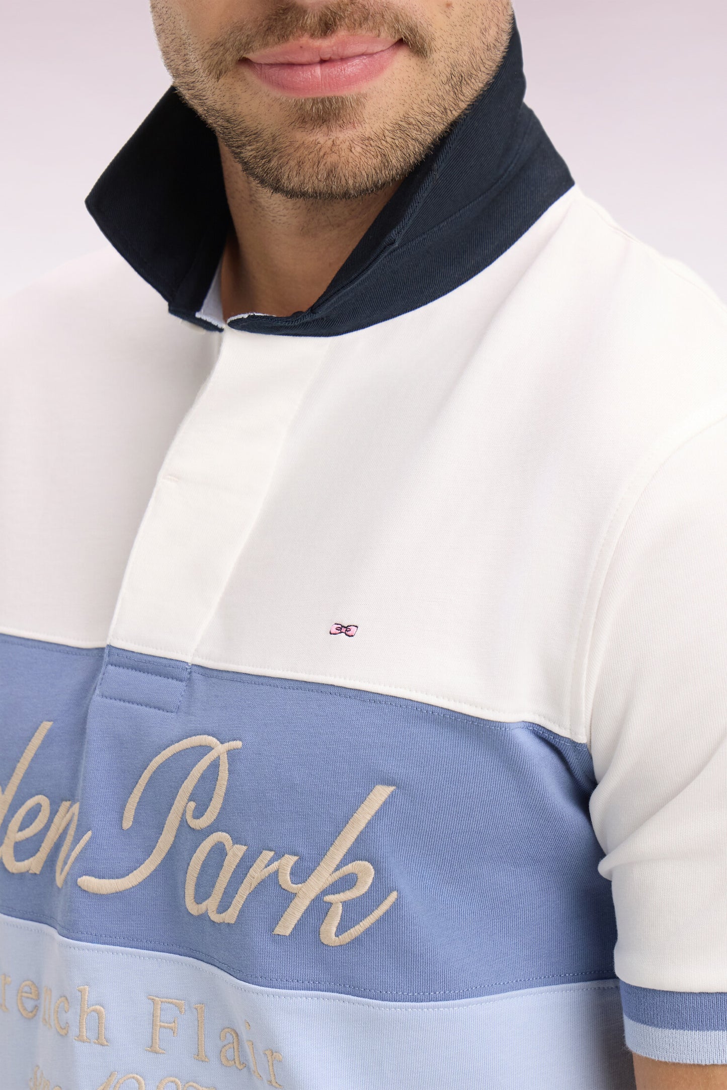 Regular fit ecru short-sleeved jersey with pastel cutouts and embroidery