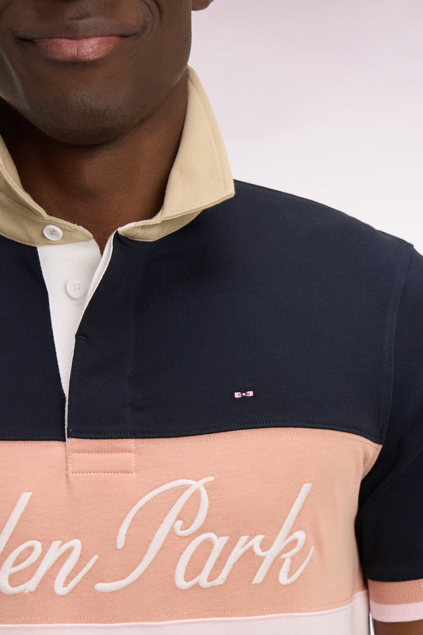 Maillot à manches courtes marine à découpes pastel et broderie coupe regular