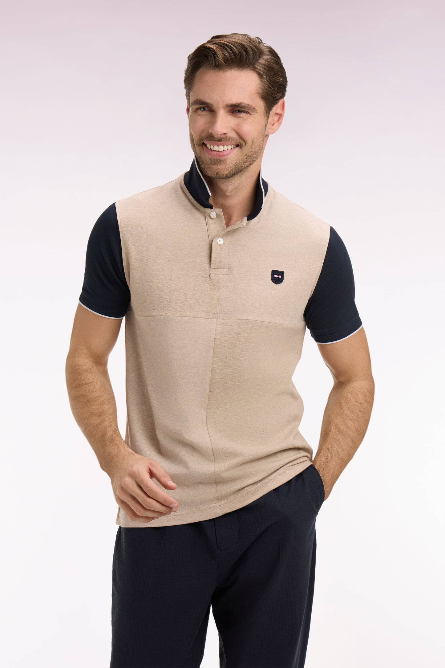 Polo manches courtes bicolore en coton beige à découpes coupe regular