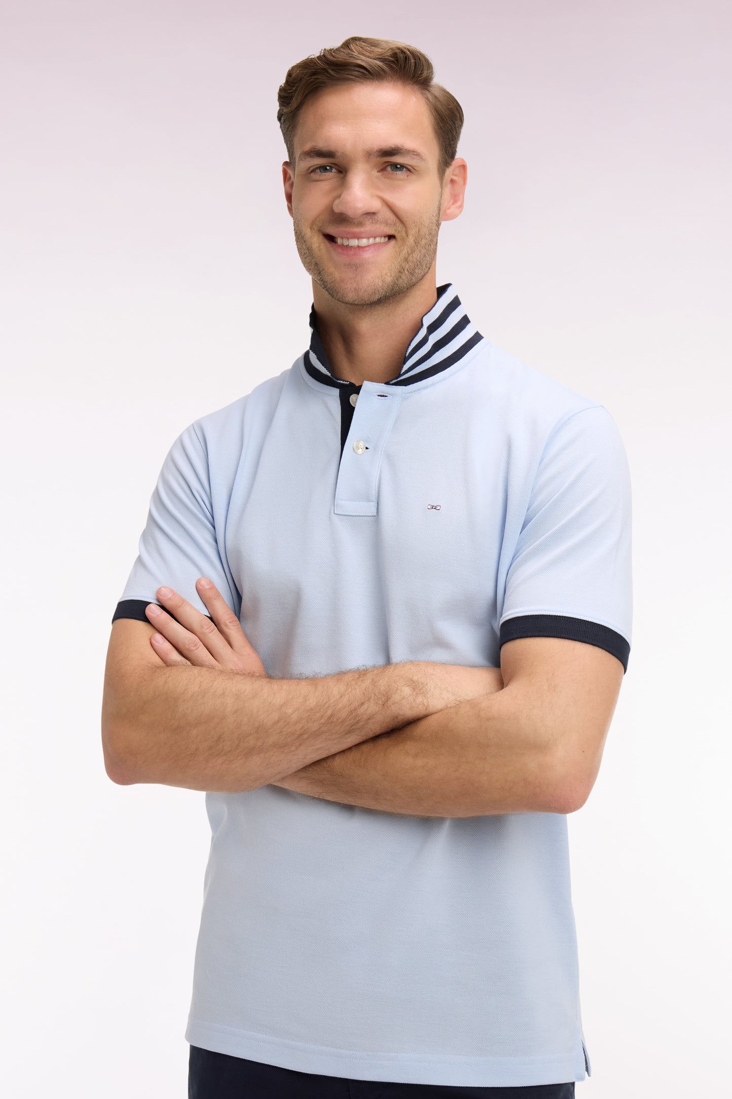 Short-sleeved polo shirt in sky cotton pique under striped collar, slim fit