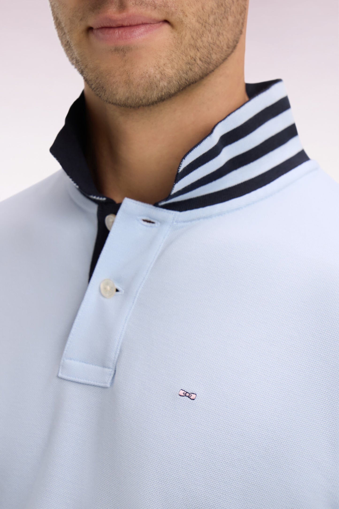Short-sleeved polo shirt in sky cotton pique under striped collar, slim fit