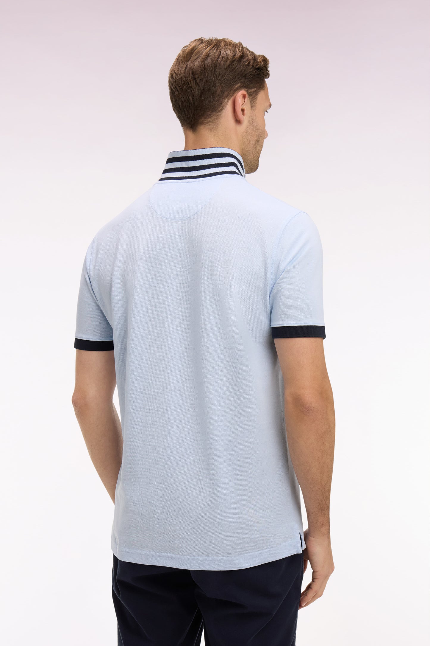 Short-sleeved polo shirt in sky cotton pique under striped collar, slim fit
