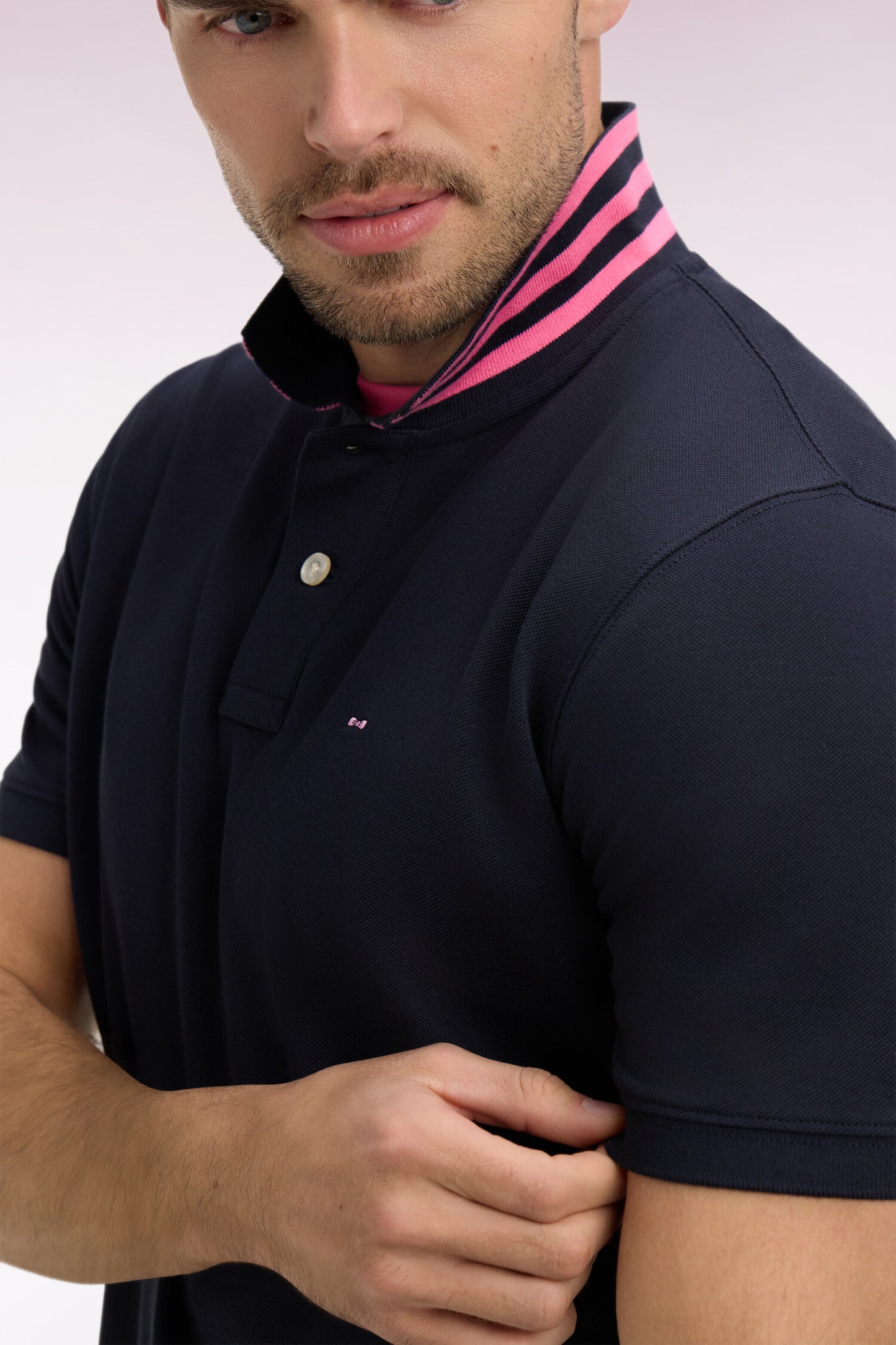 Short-sleeved polo shirt in navy cotton pique under striped collar, slim fit