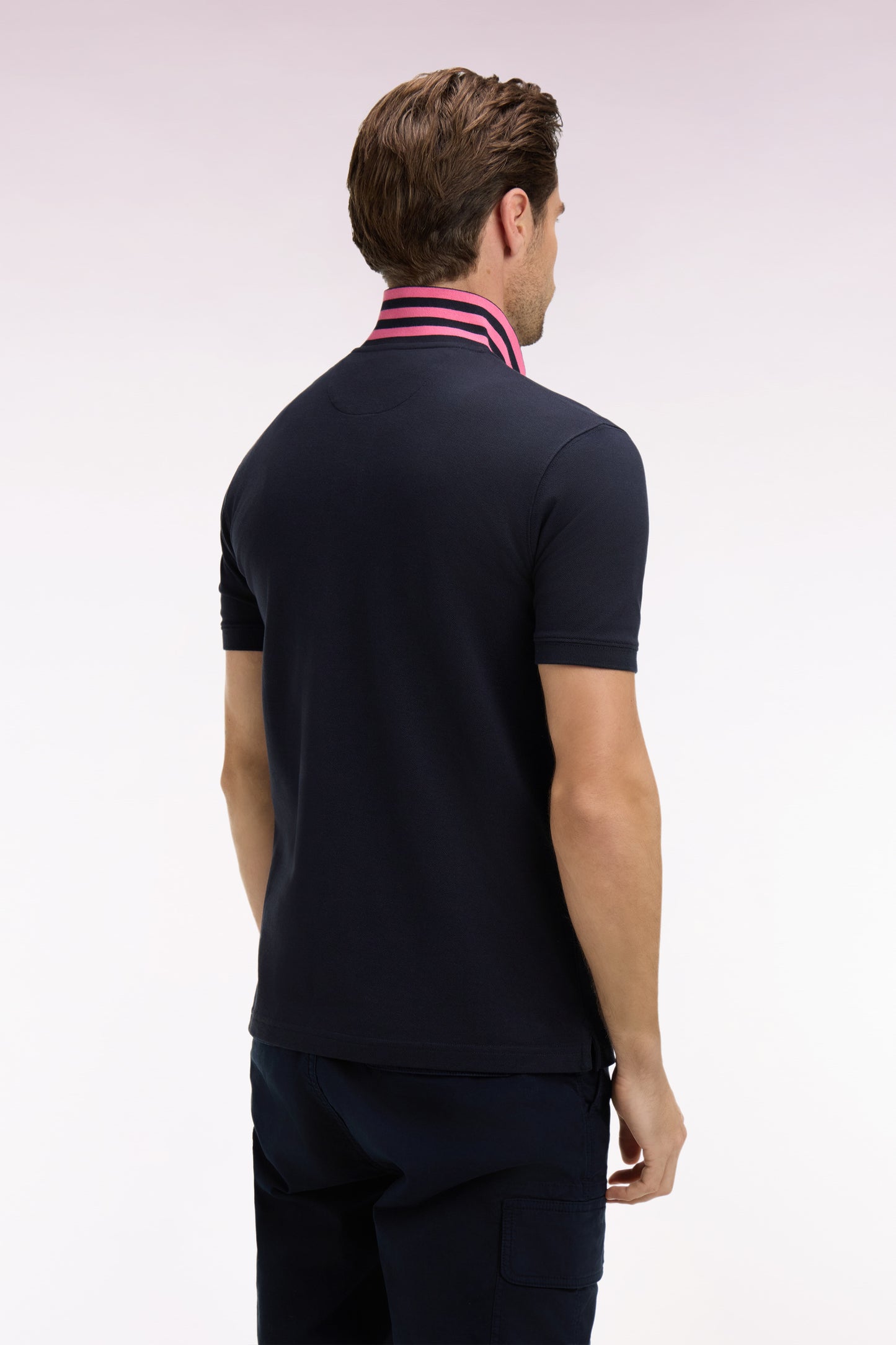 Short-sleeved polo shirt in navy cotton pique under striped collar, slim fit