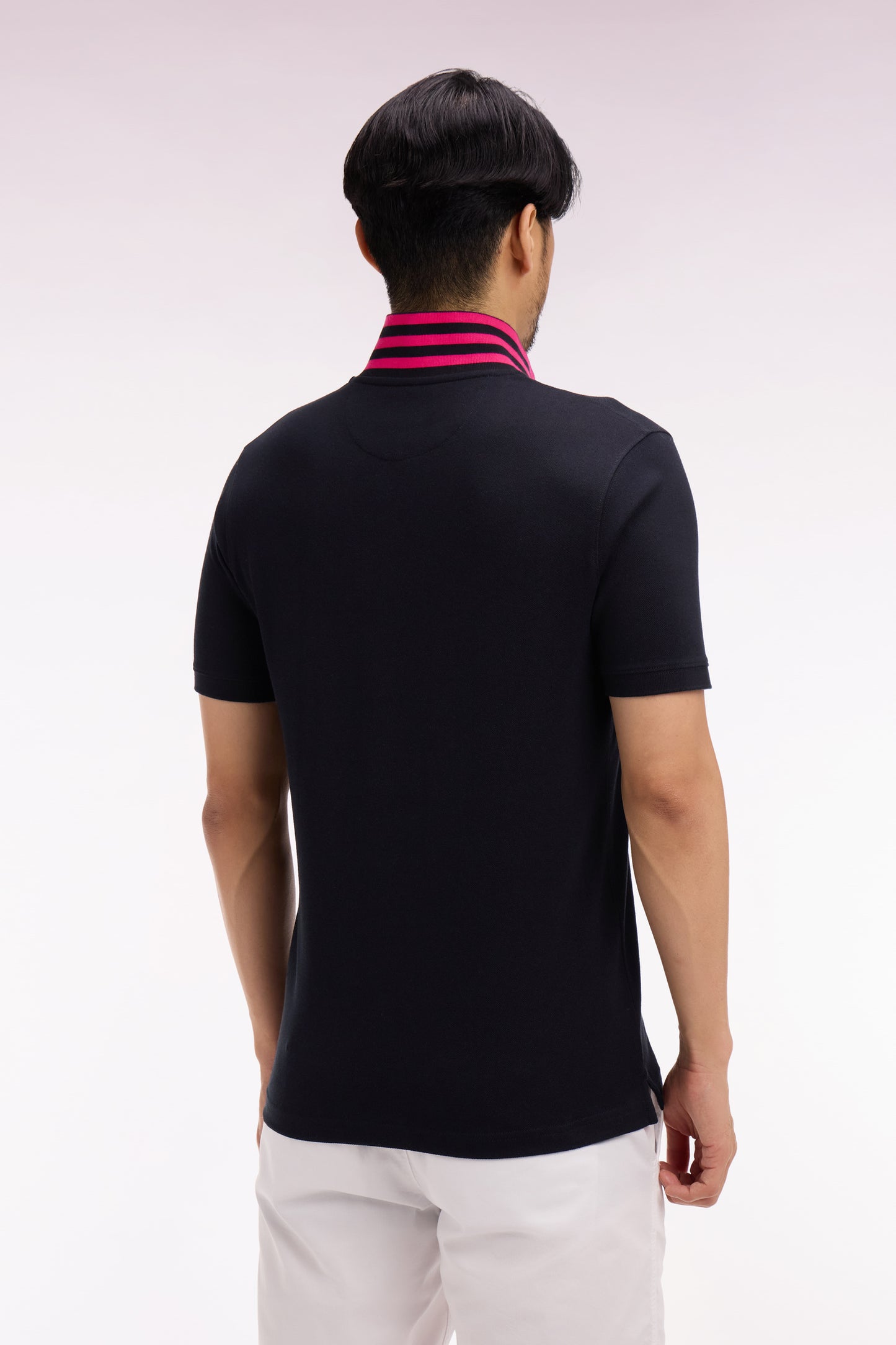 Polo manches courtes en piqué coton noir dessous de col rayé coupe slim