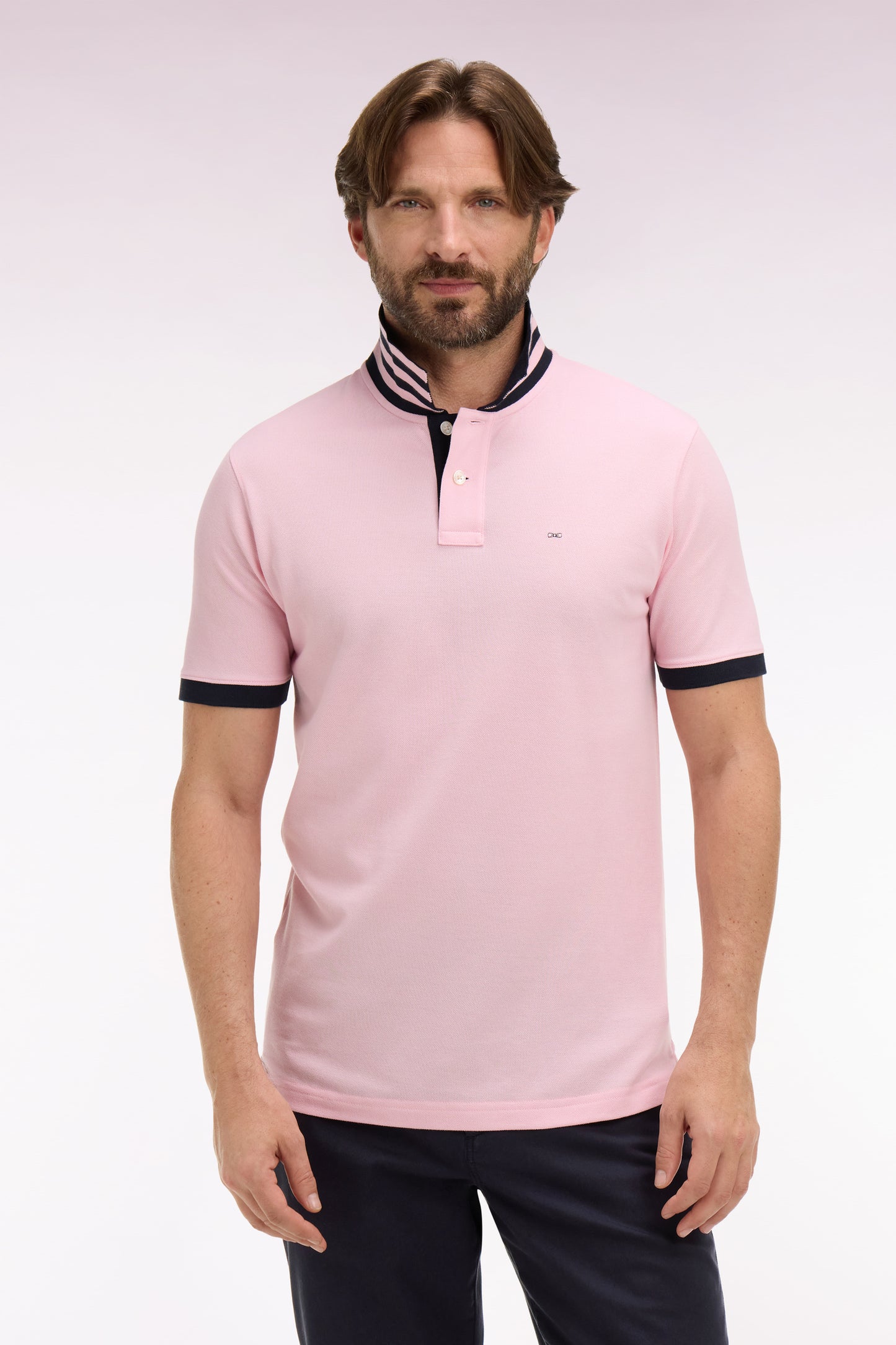Polo manches courtes en piqué coton rose clair dessous de col rayé coupe slim