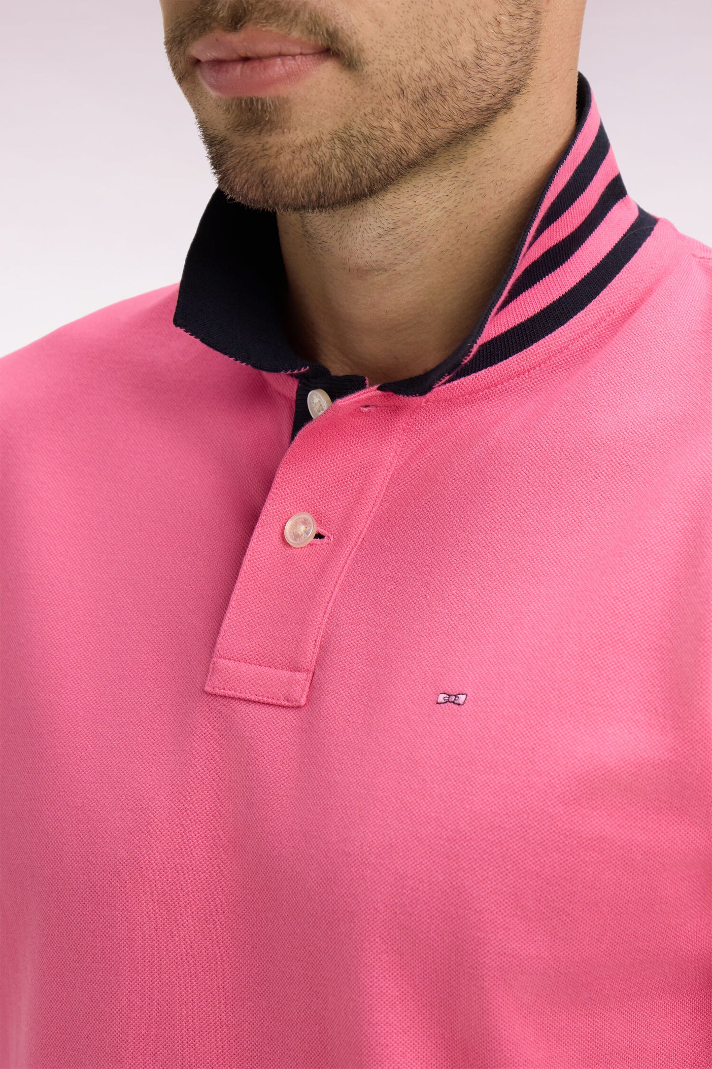 Polo manches courtes en piqué coton rose dessous de col rayé coupe slim