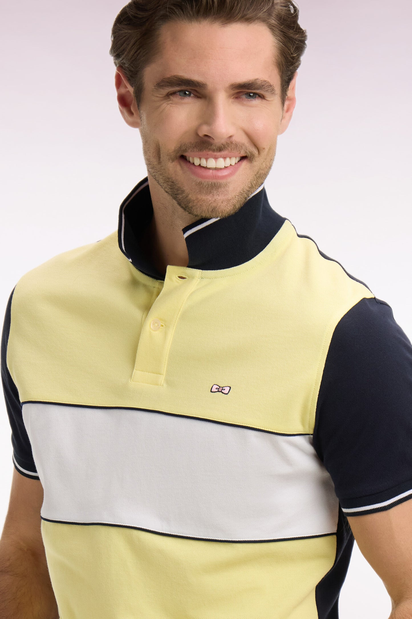 Polo à manches courtes en coton jaune clair et marine coupe regular