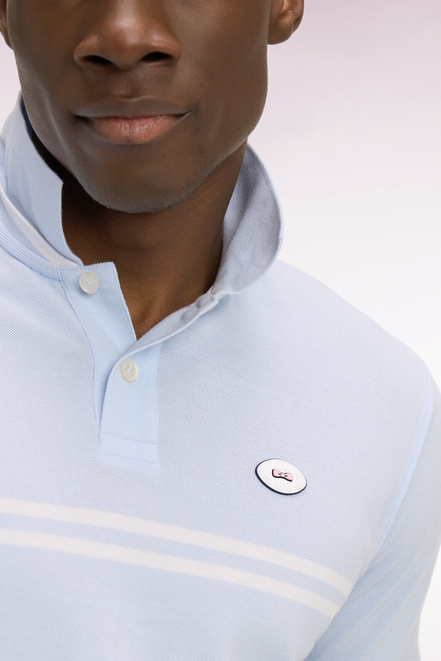 Polo à manches courtes en coton bleu ciel à rayures blanches coupe regular