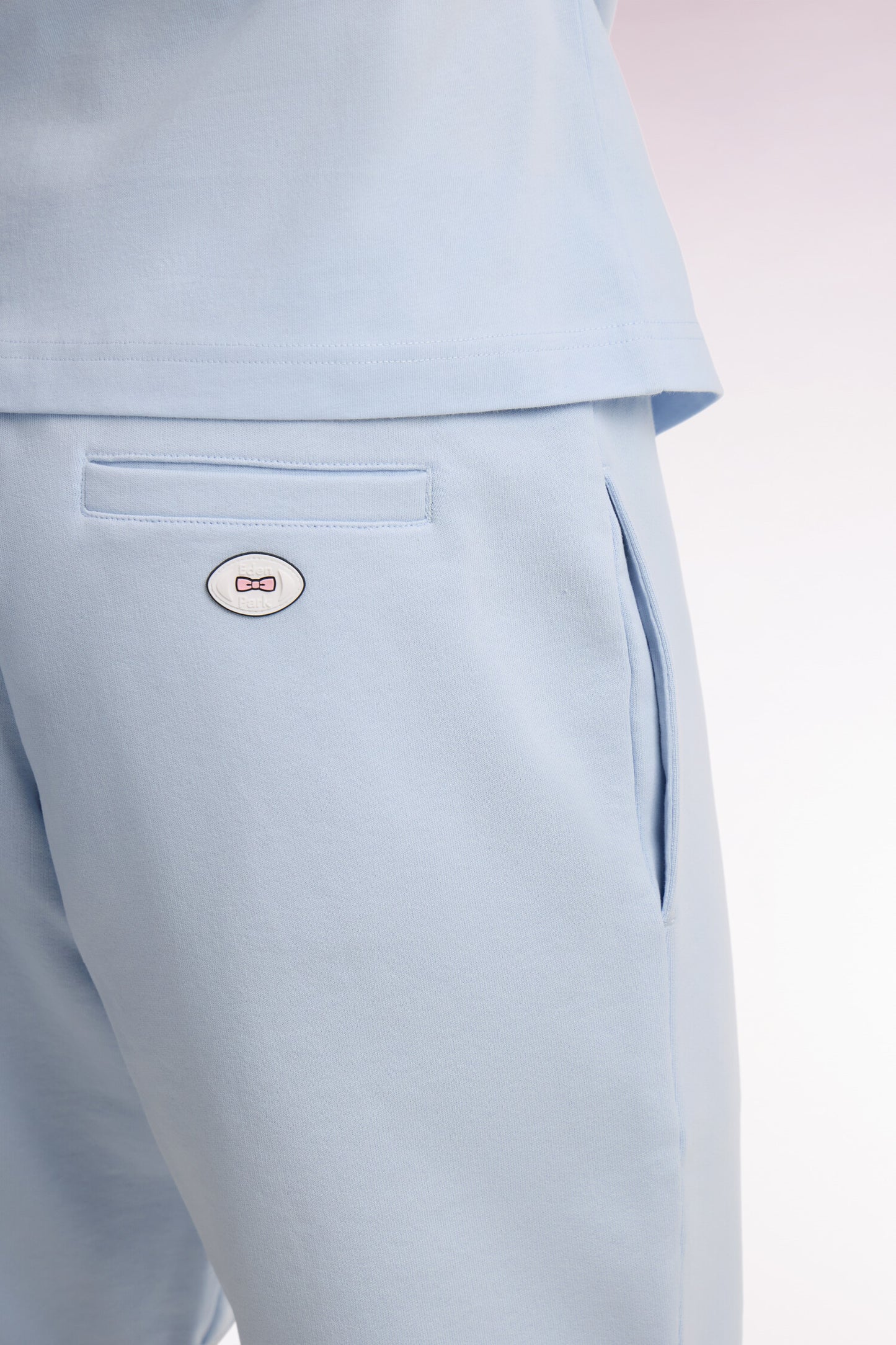 Short en molleton ciel à bordures de jambe rayées