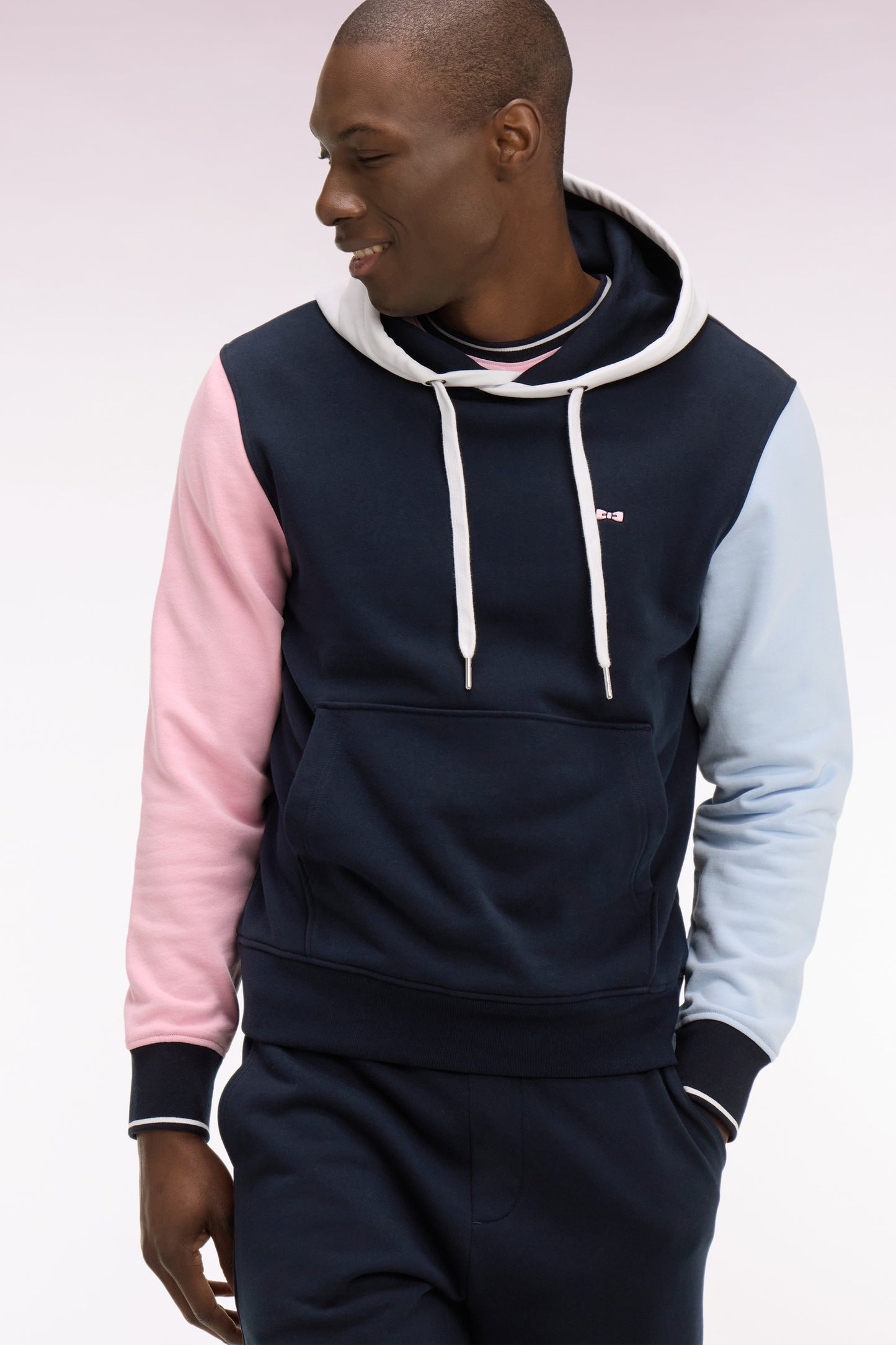 Sweatshirt à capuche en molleton coton découpes tricolores