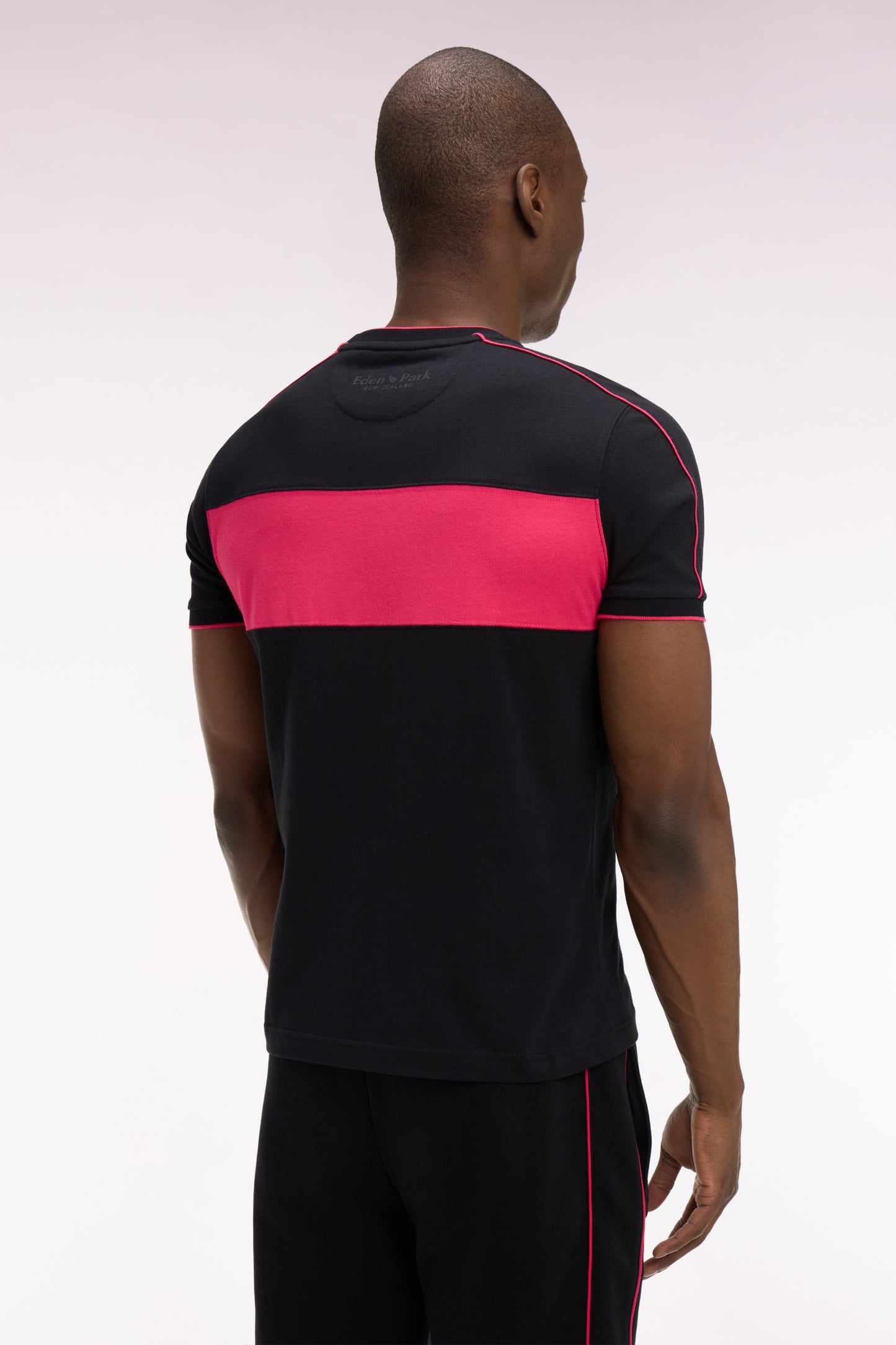 New Zealand short-sleeved T-shirt in black cotton with cutouts, regular fit