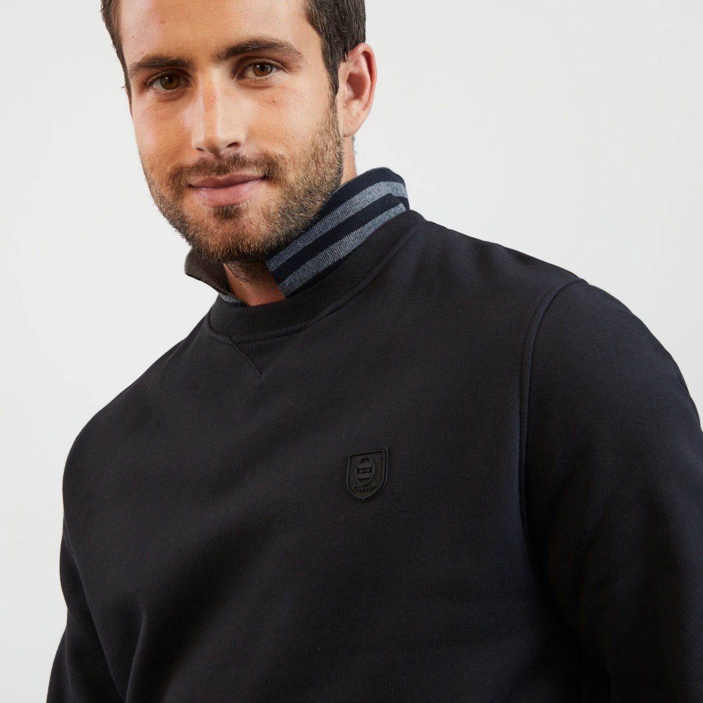 Plain black round-neck sweatshirt
