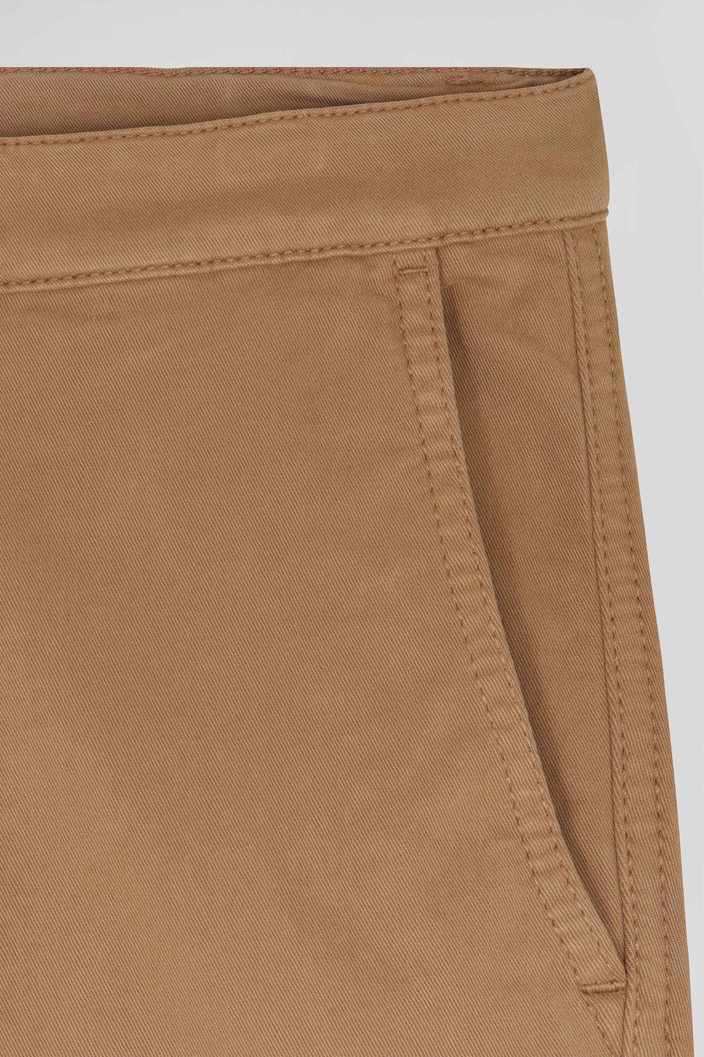 Regular brown chino trousers in stretch cotton gabardine