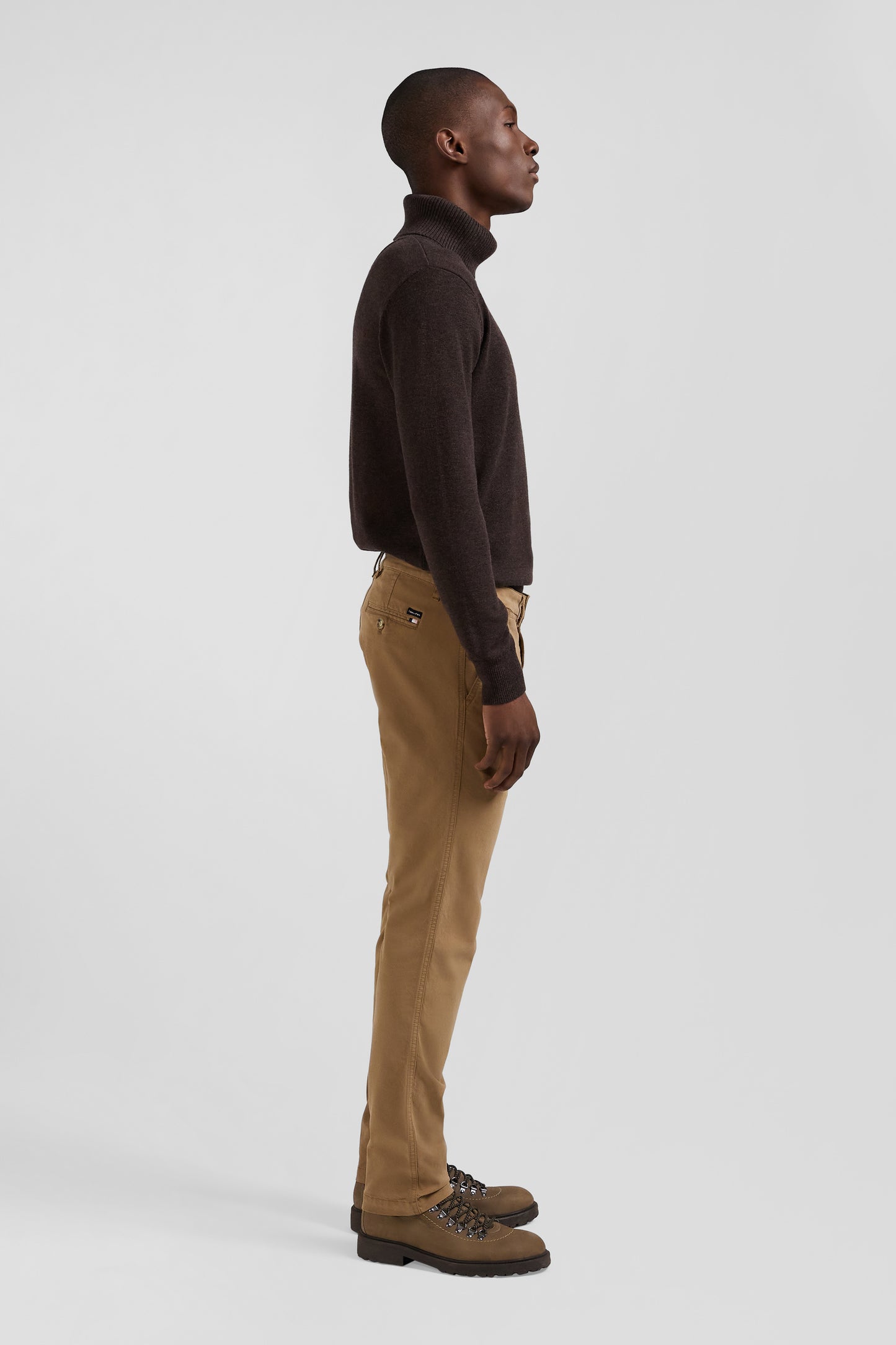 Regular brown chino trousers in stretch cotton gabardine