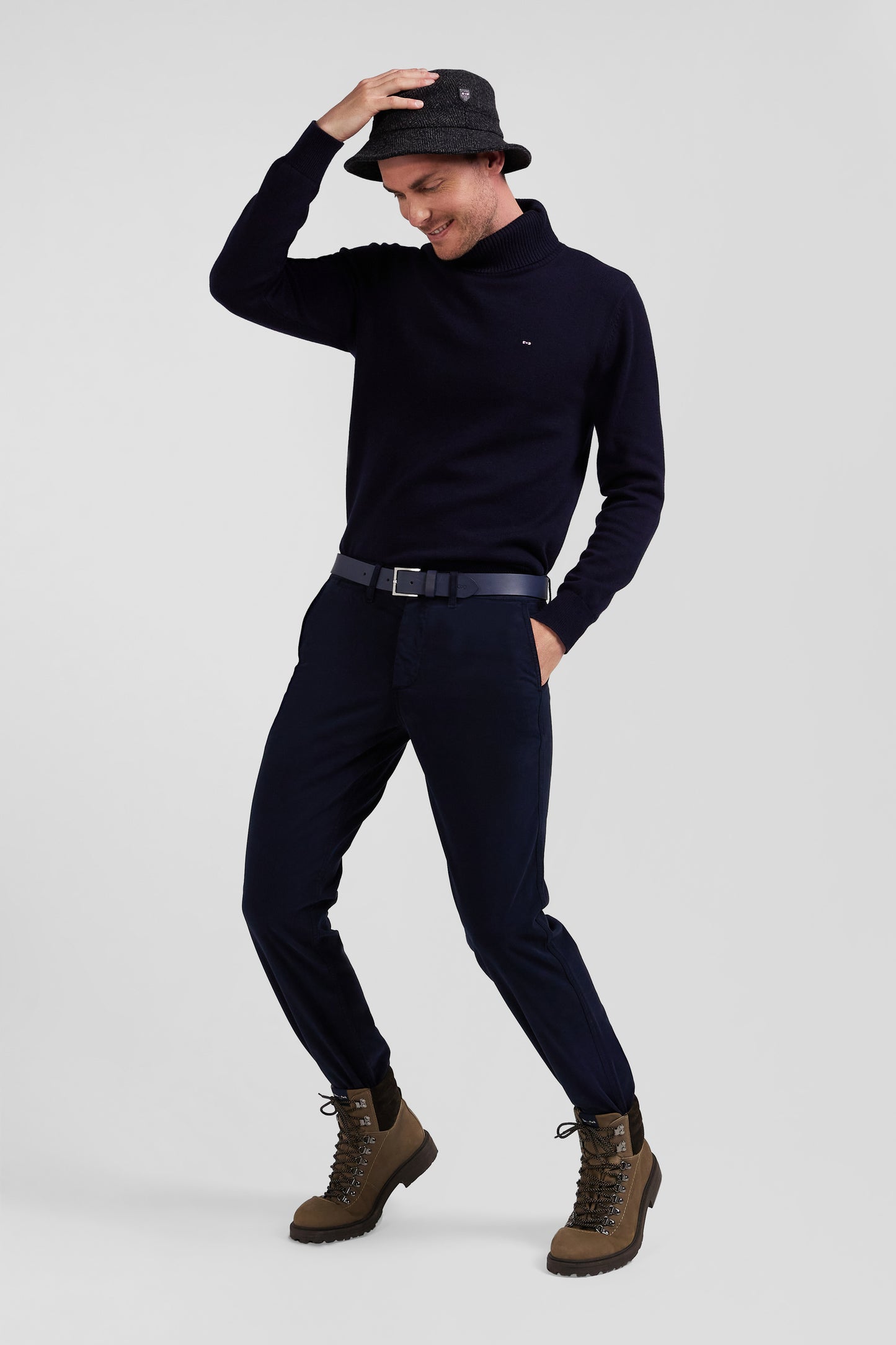 Regular navy blue chino trousers in stretch cotton gabardine