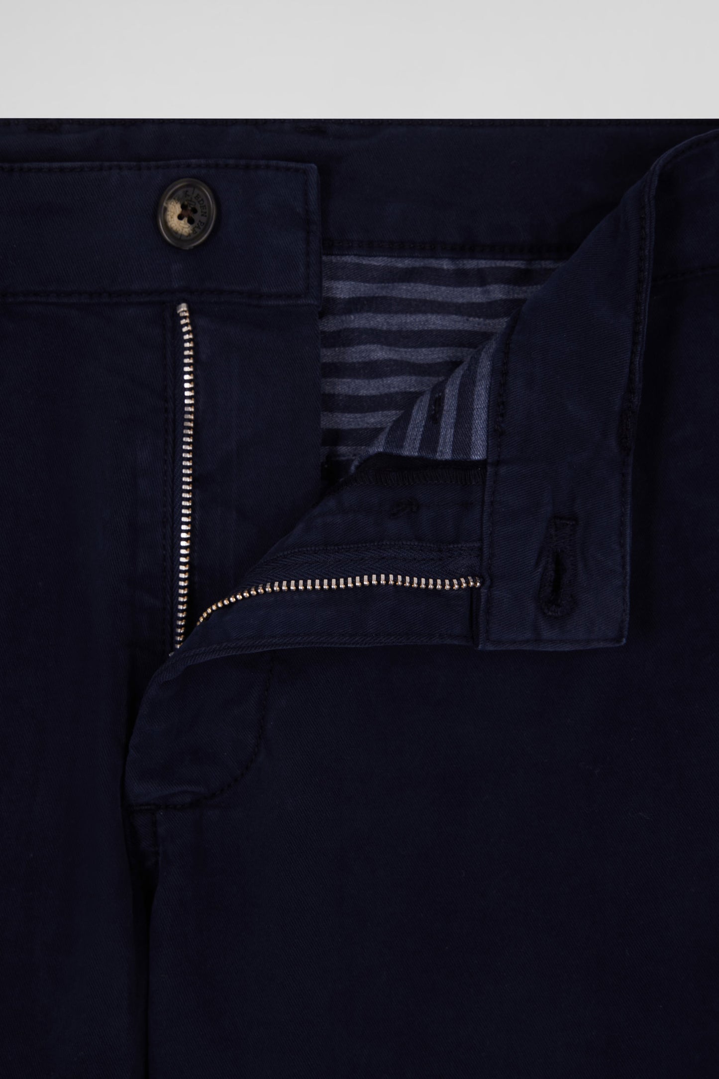 Regular navy blue chino trousers in stretch cotton gabardine