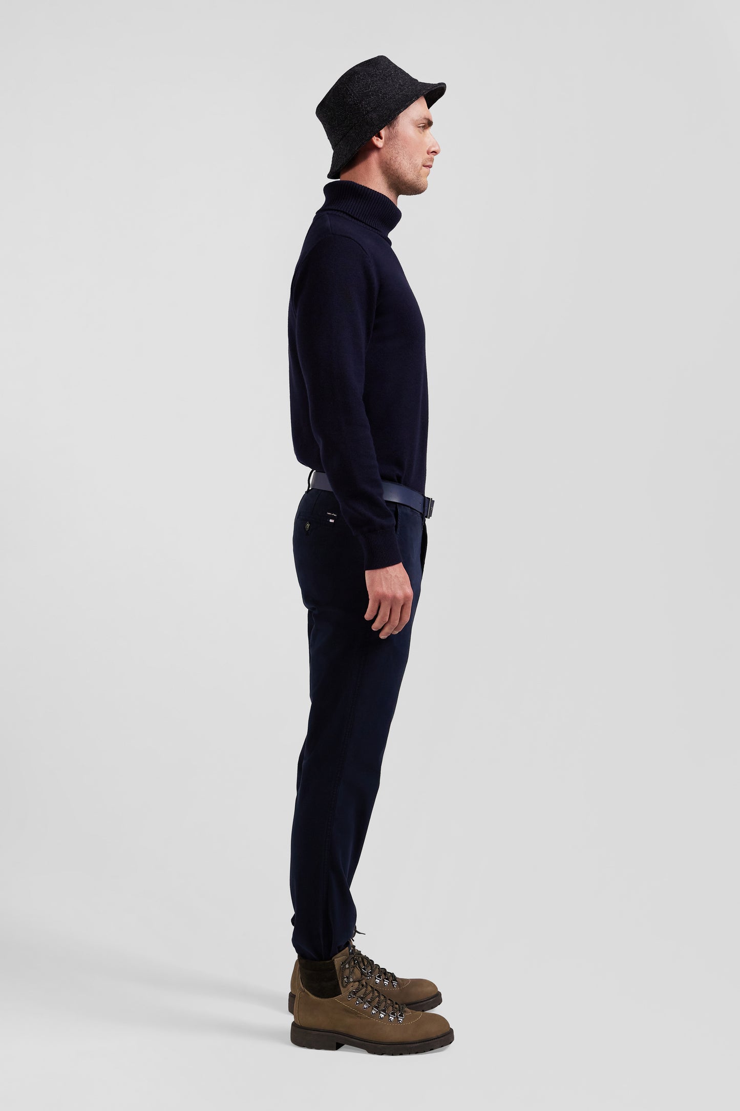 Regular navy blue chino trousers in stretch cotton gabardine