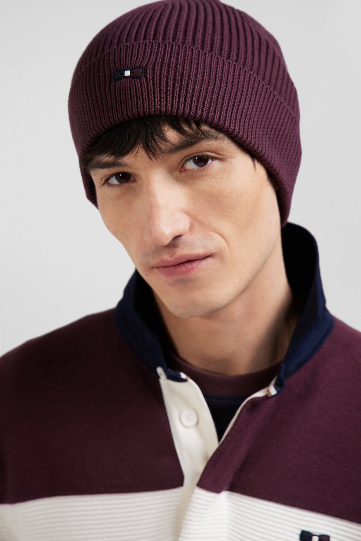 Burgundy knitted cotton beanie with tricolour details