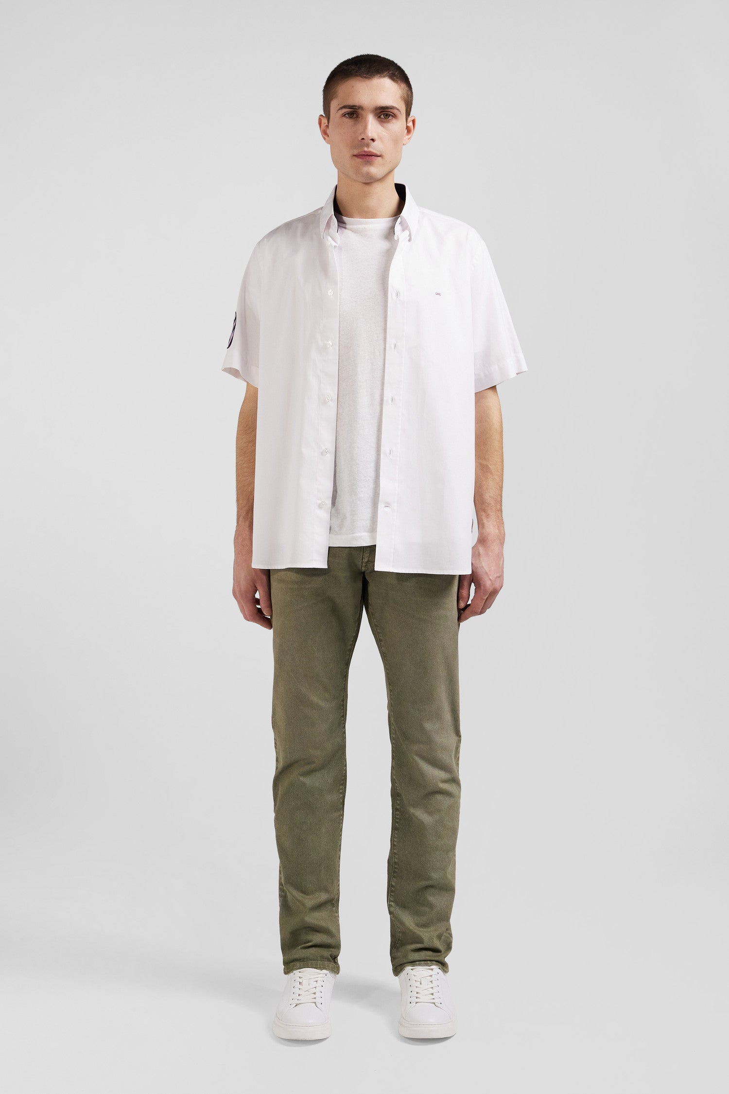 Regular white cotton short-sleeved shirt