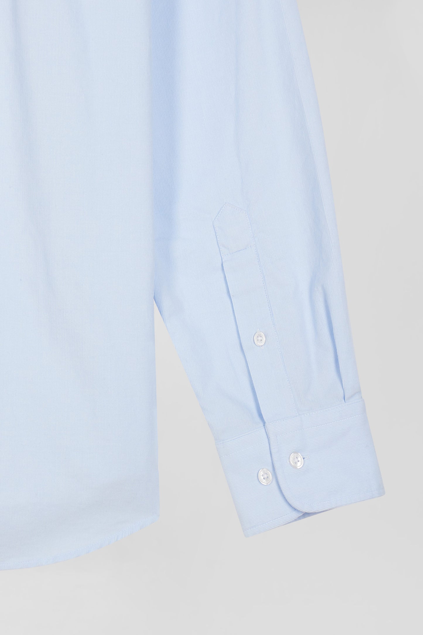 Light-colored corduroy shirt with button-down collar and regular-fit breast pocket