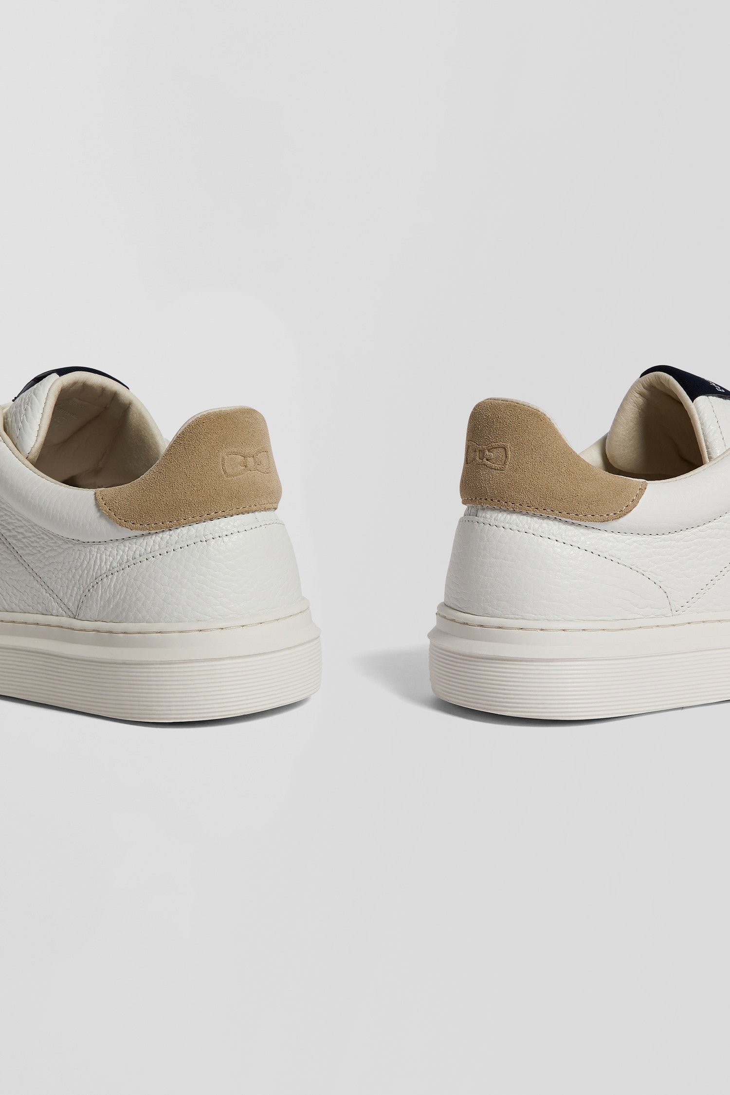 Paire de baskets basses en cuir blanc