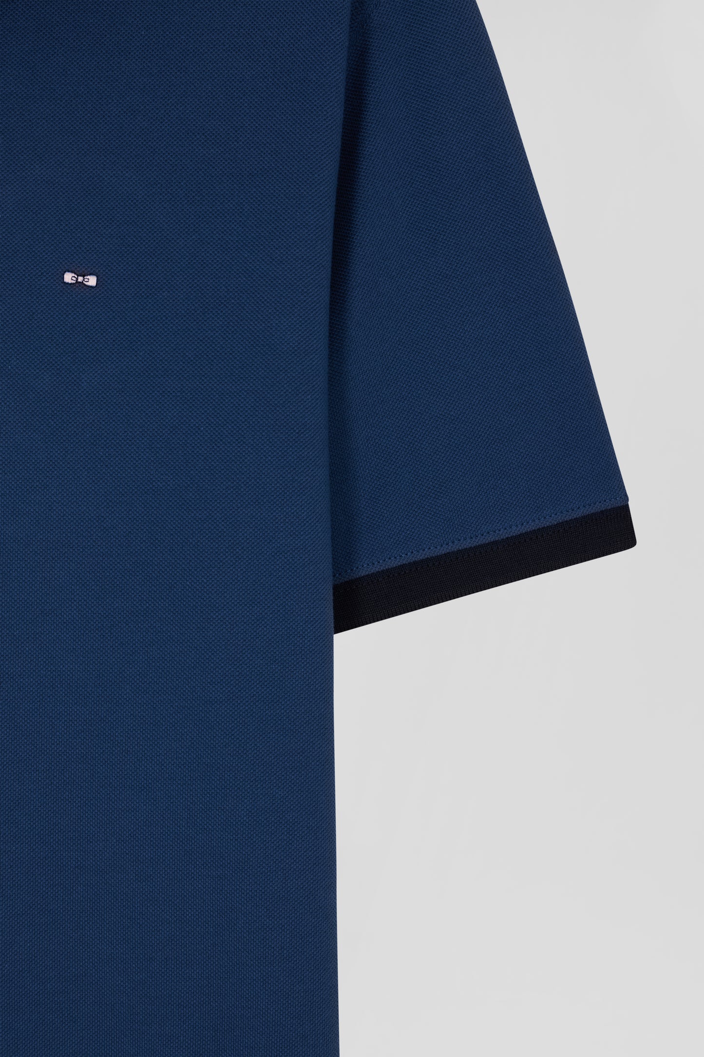 Regular blue short-sleeved cotton piqué polo shirt with contrasting details