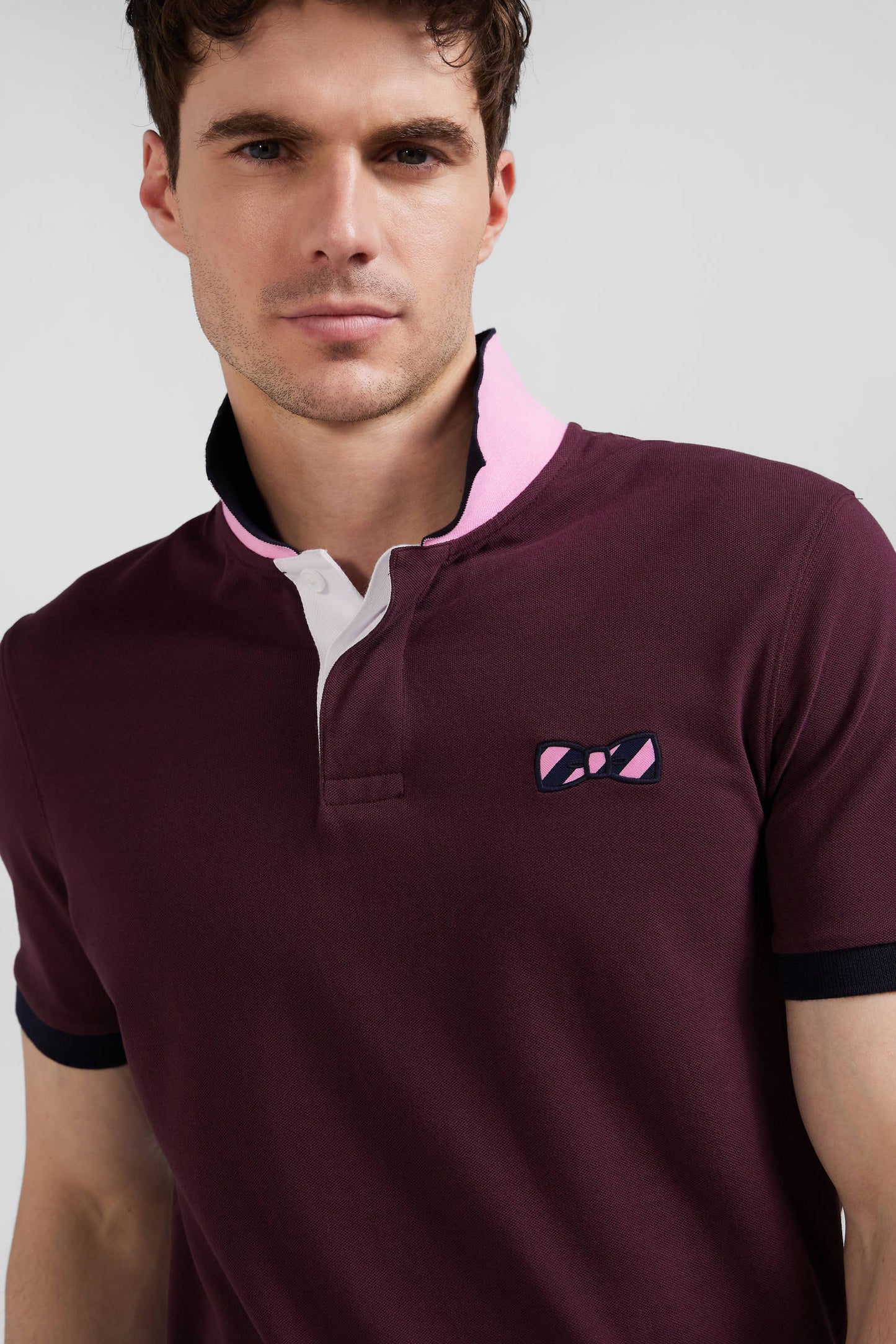 Regular burgundy short-sleeved cotton piqué polo shirt with striped embroidery