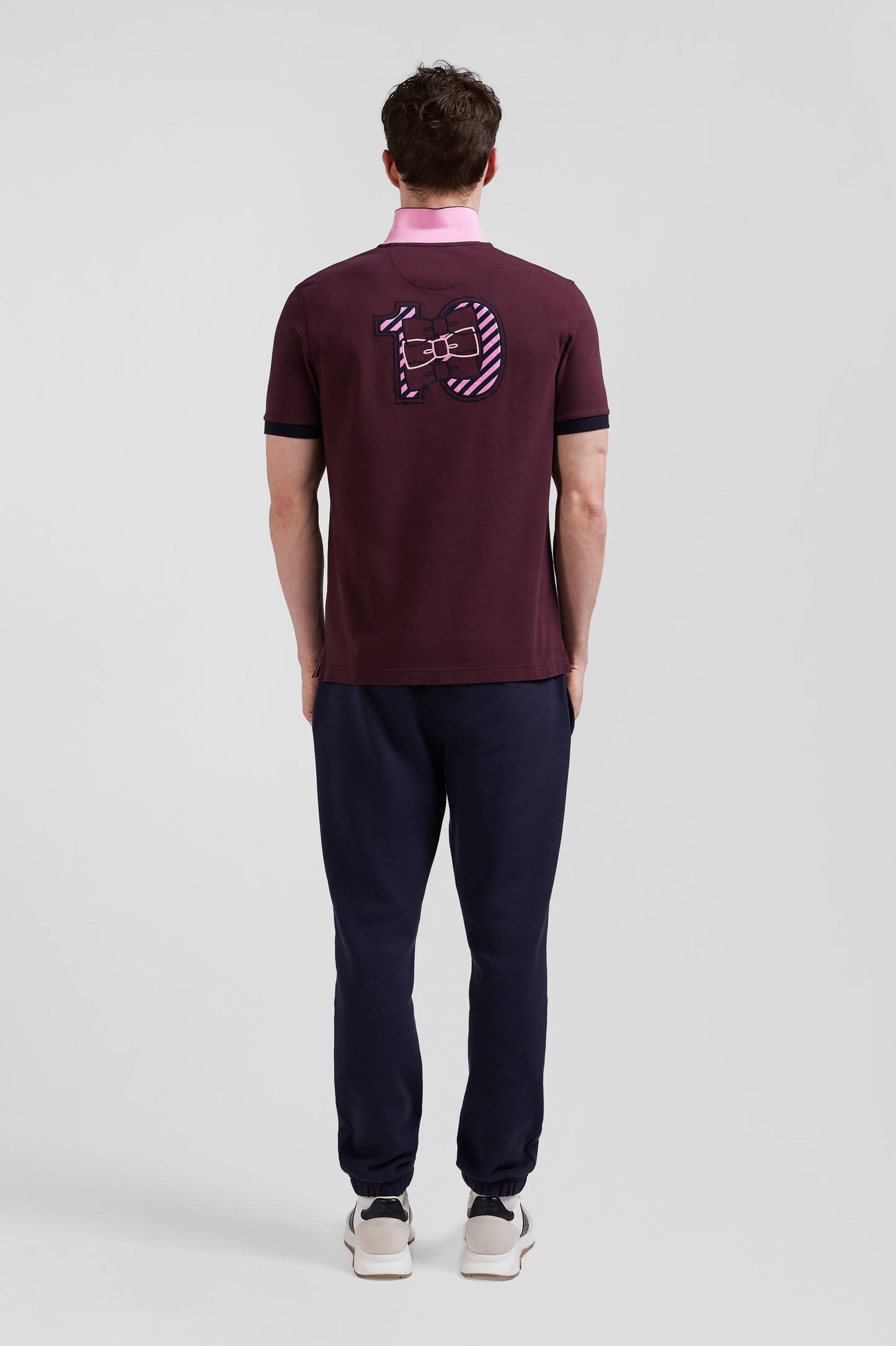 Regular burgundy short-sleeved cotton piqué polo shirt with striped embroidery