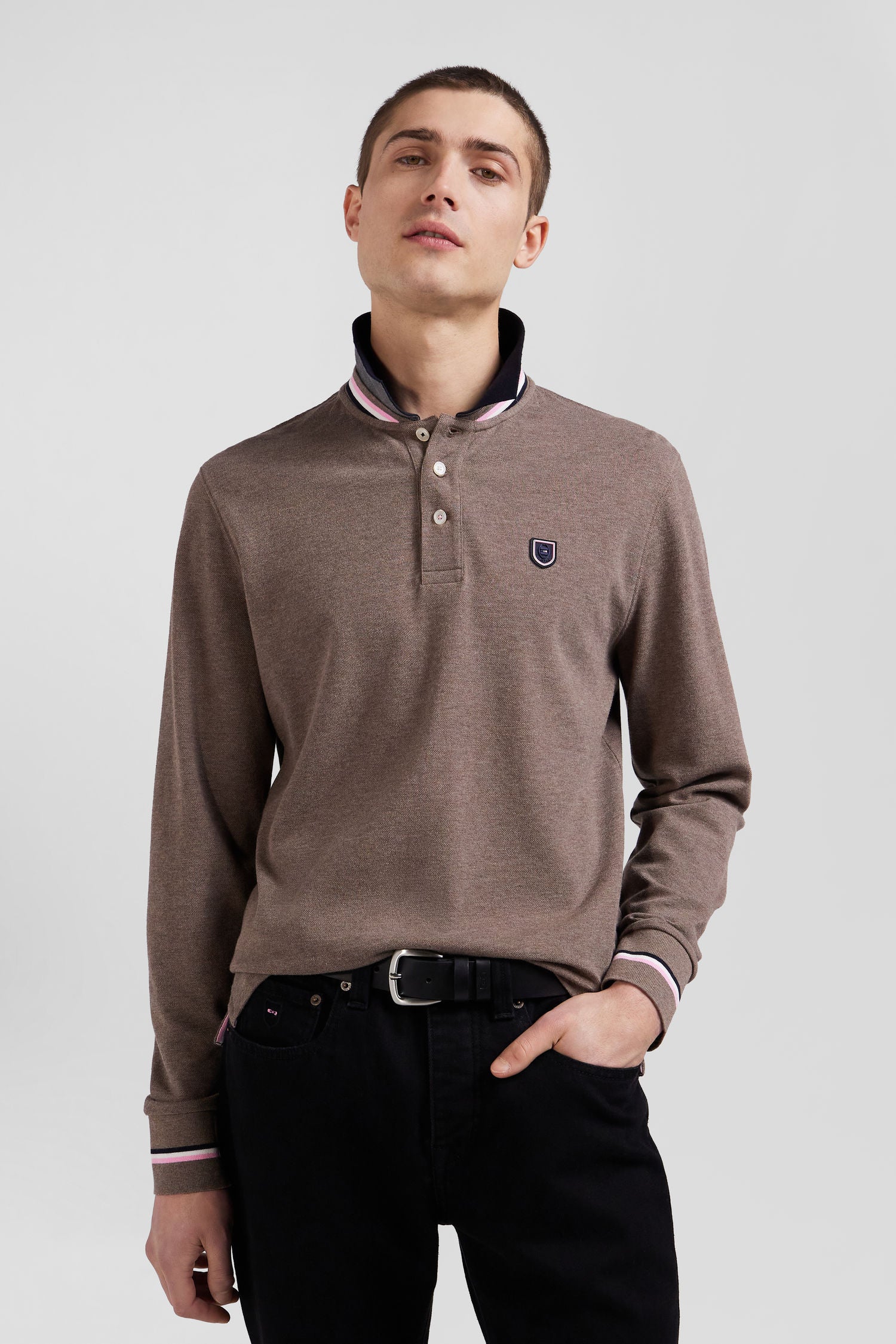 Regular brown long-sleeved cotton piqué polo shirt with rubber badge