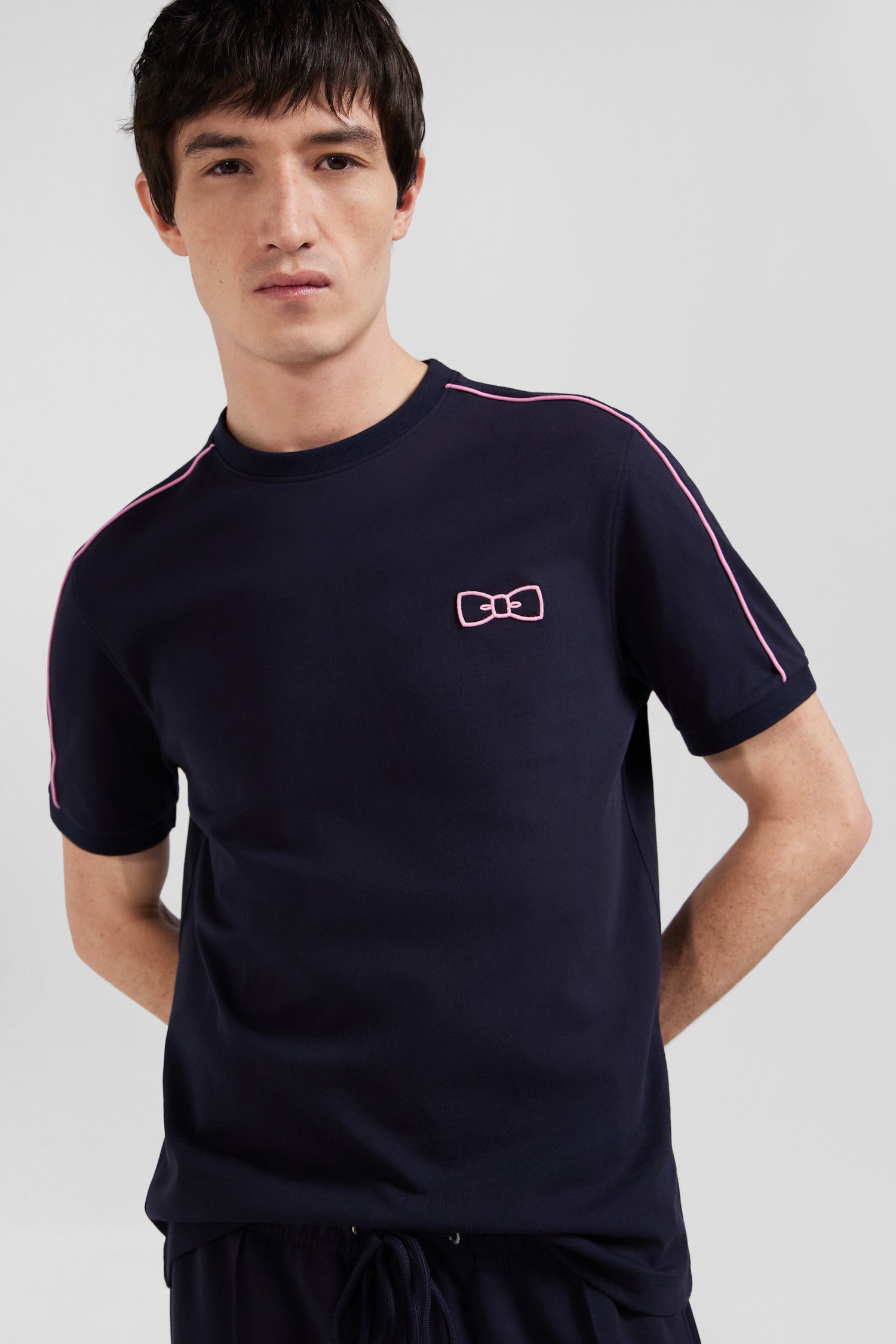 Regular navy short-sleeved cotton T-shirt with pink piping