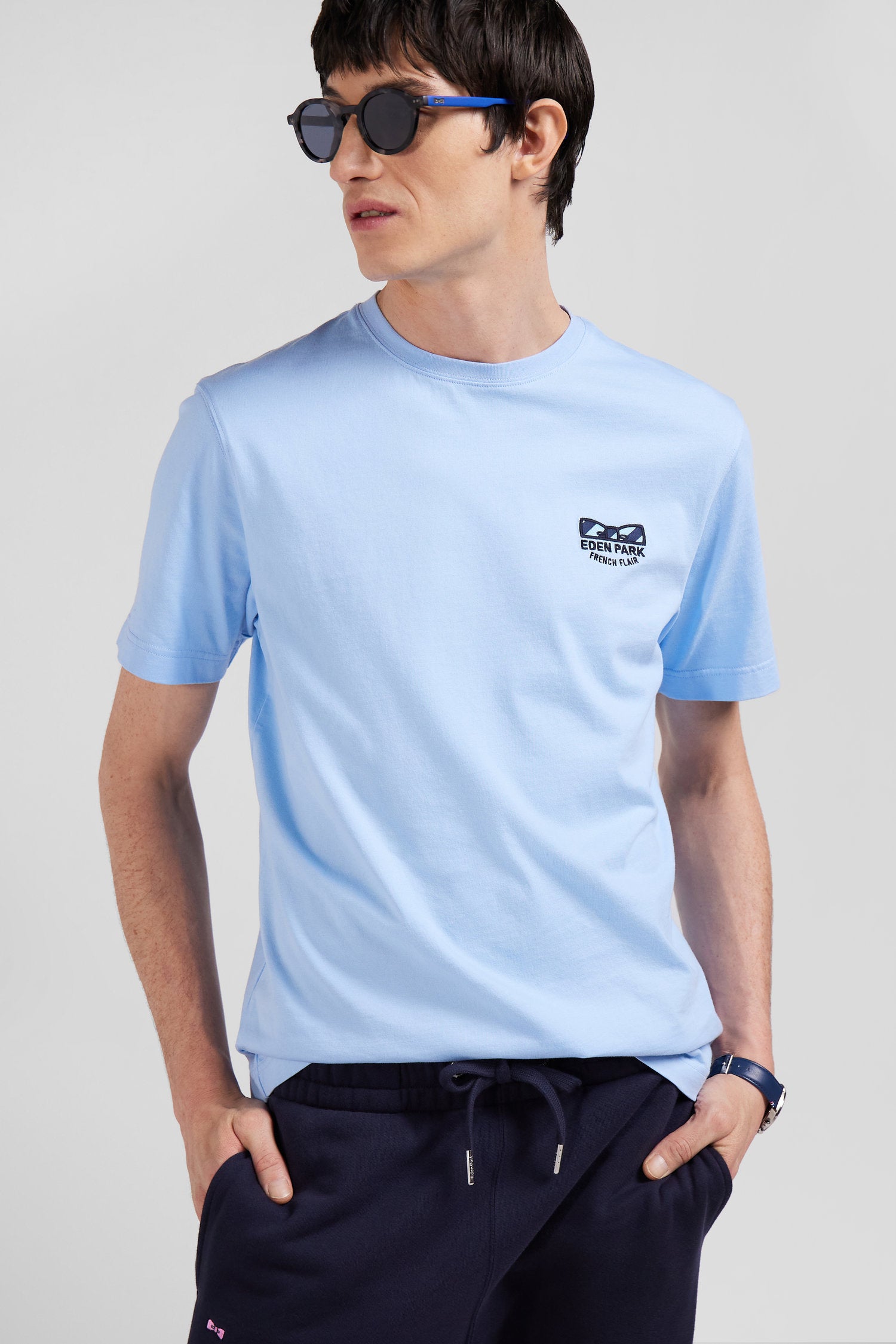 Regular sky blue short-sleeved cotton T-shirt with tie patchwork emblem