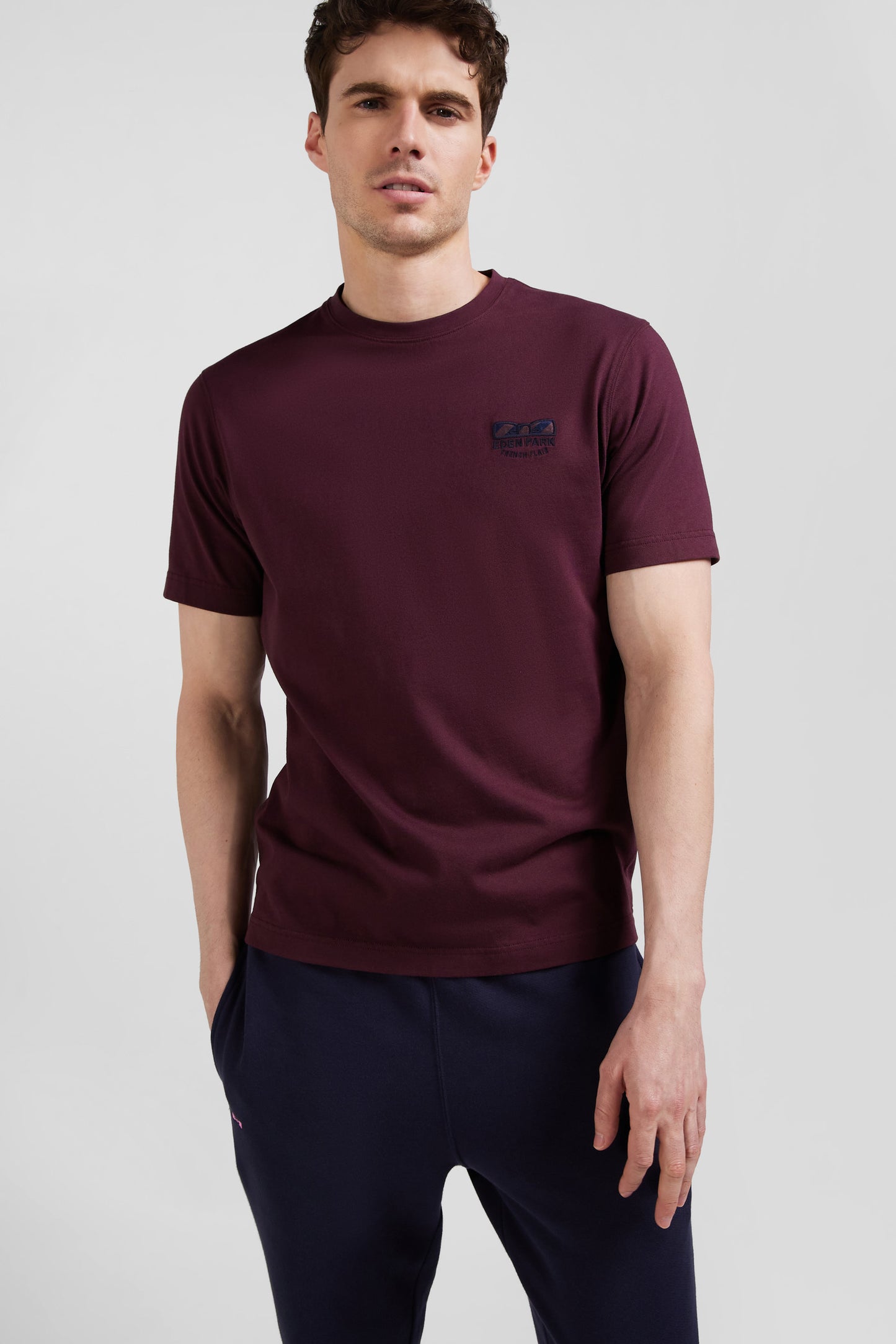 Regular burgundy short-sleeved cotton T-shirt with tie patchwork emblem