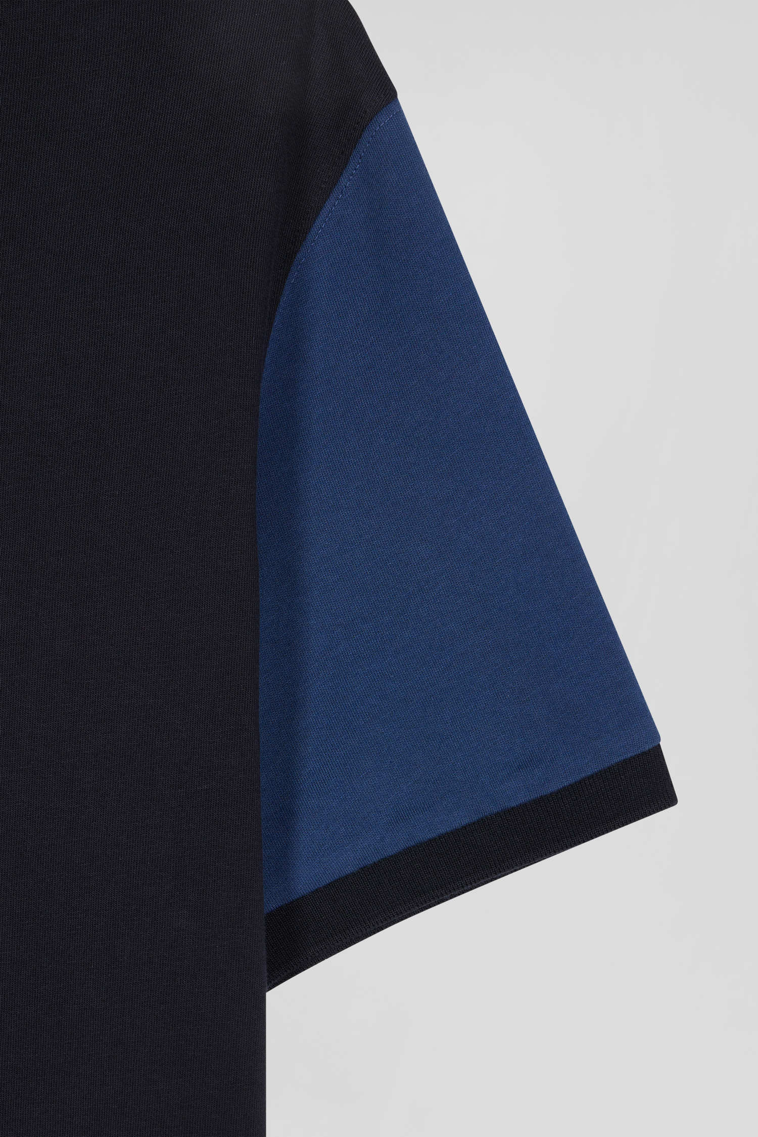 Regular navy blue cotton T-shirt with short contrasting sleeves