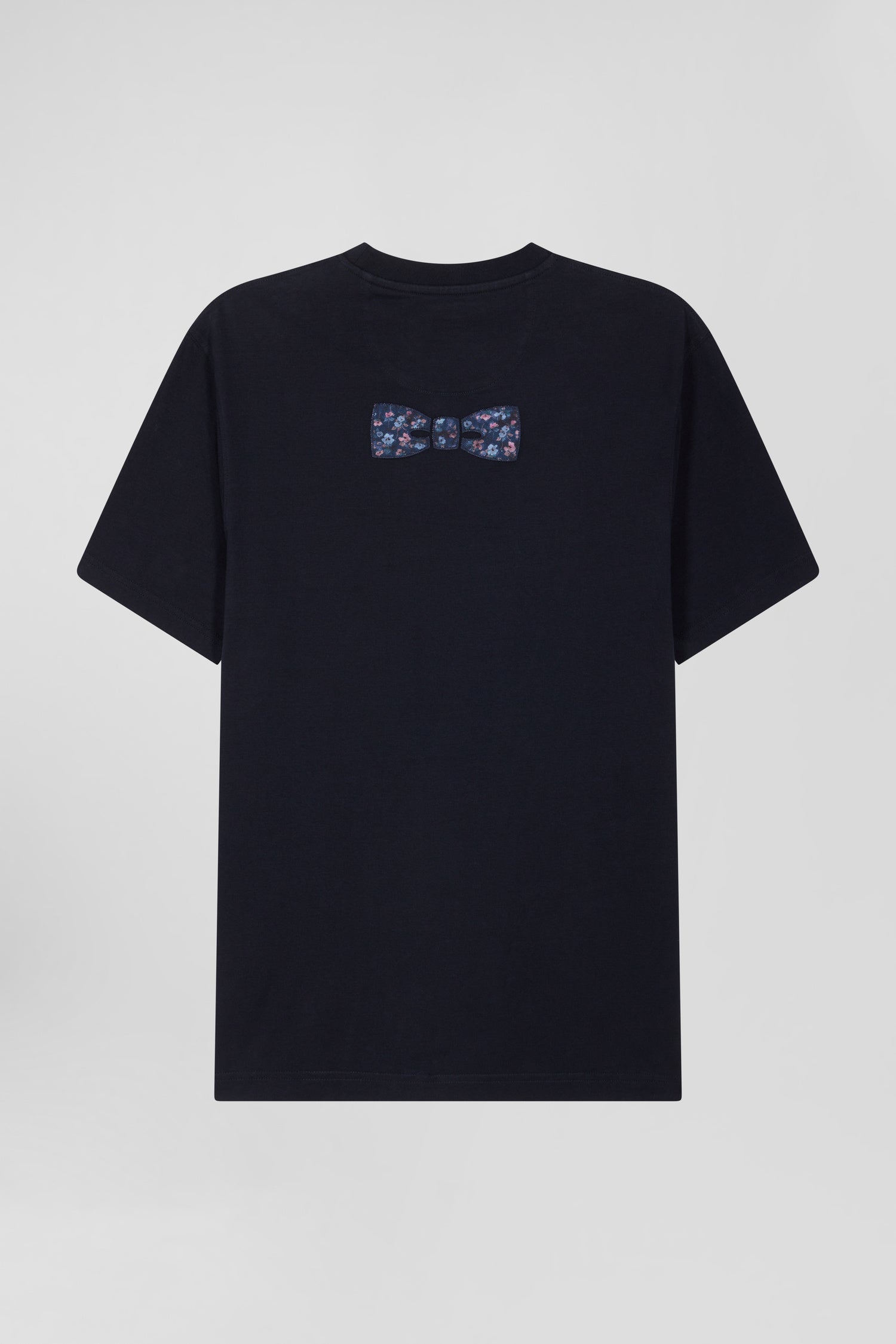 Regular navy blue short-sleeved cotton T-shirt with back patch