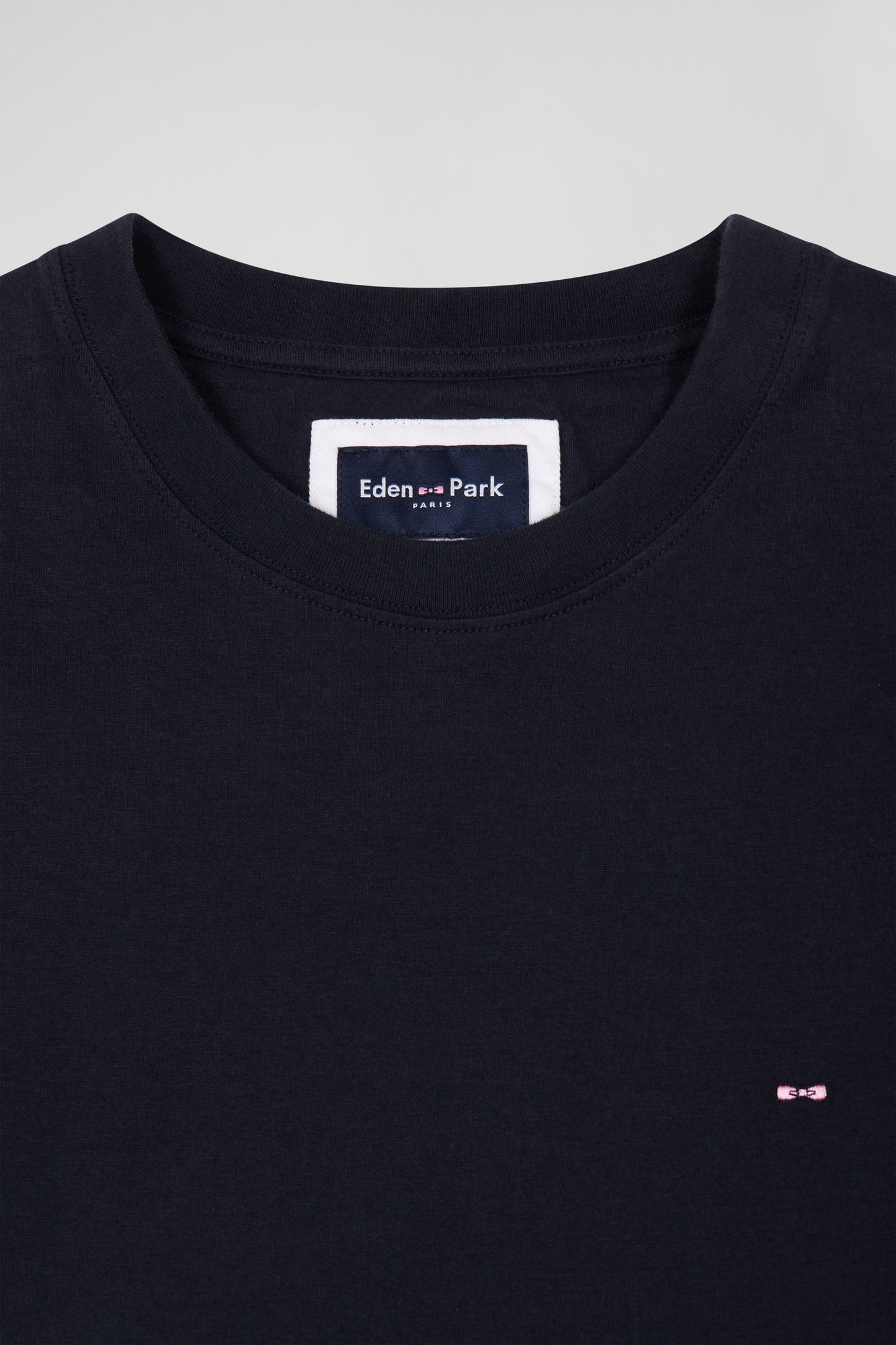 Regular navy blue short-sleeved cotton T-shirt with back patch