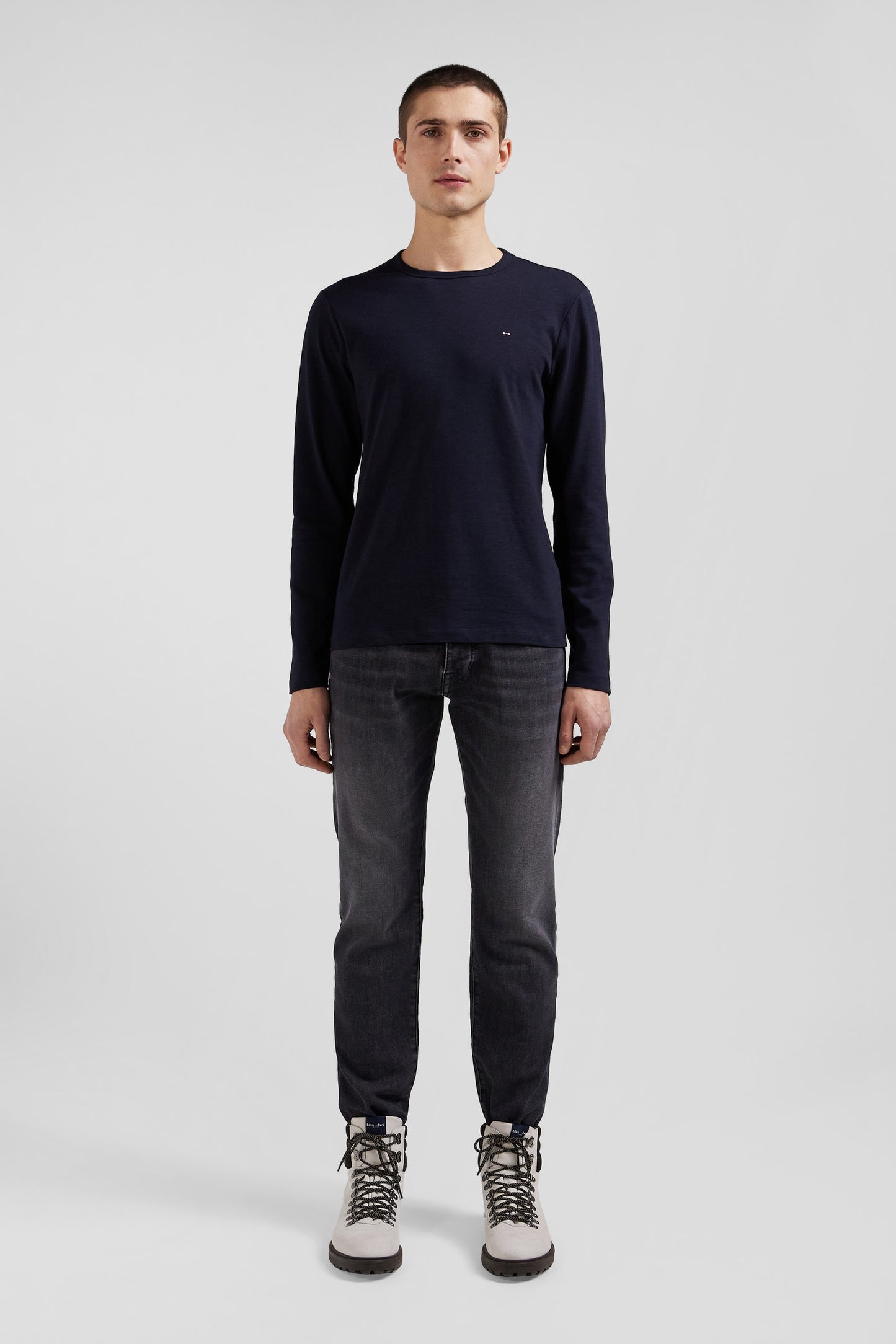 Slim navy blue long-sleeved cotton T-shirt