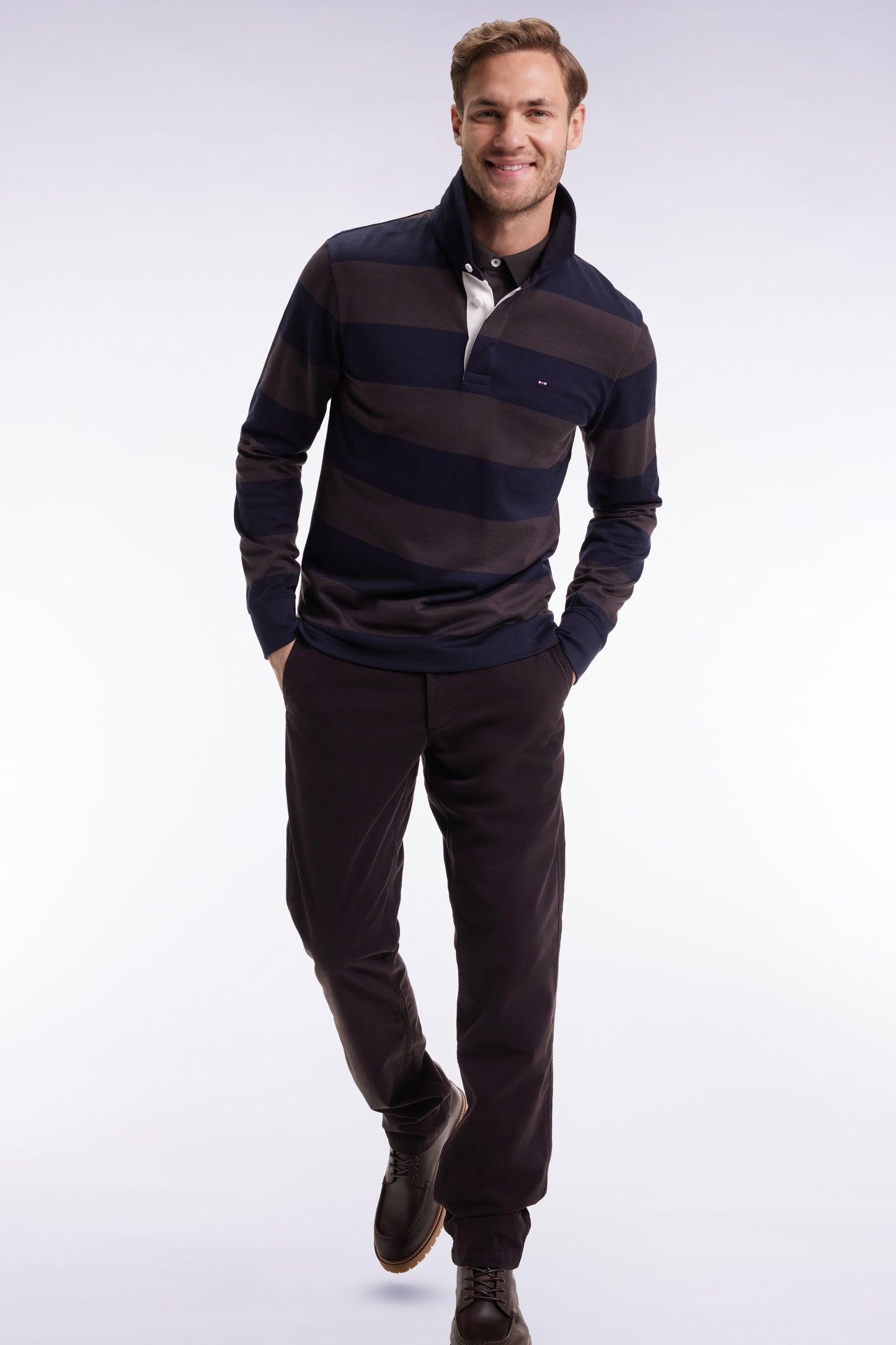 Pleatless chino pants in brown stretch cotton