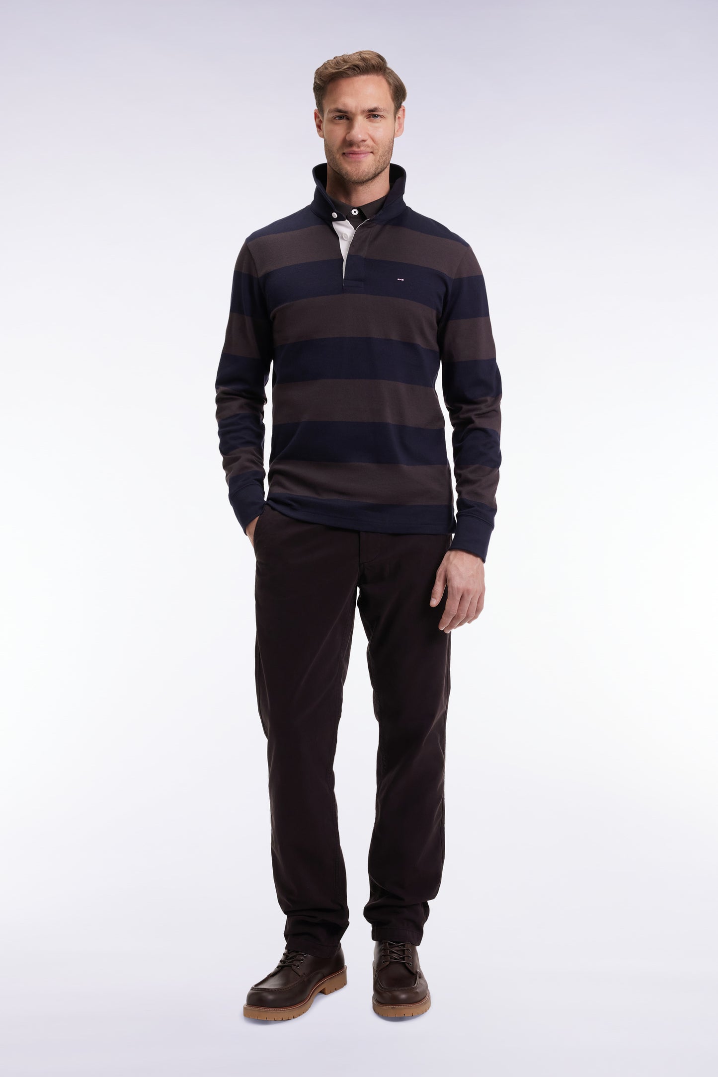 Pleatless chino pants in brown stretch cotton