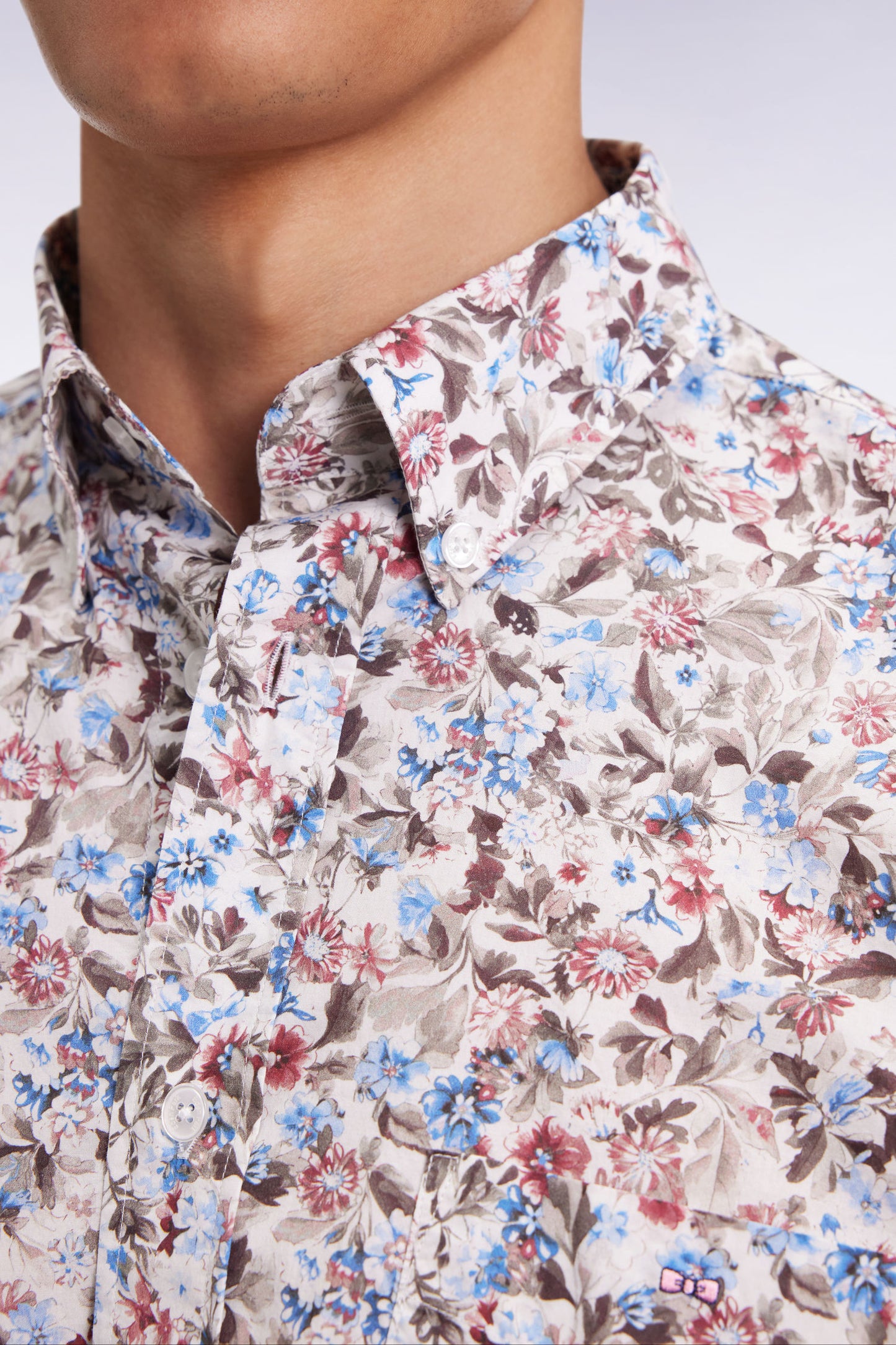 Chemise à micro-motifs fleurs en coton marron coupe droite